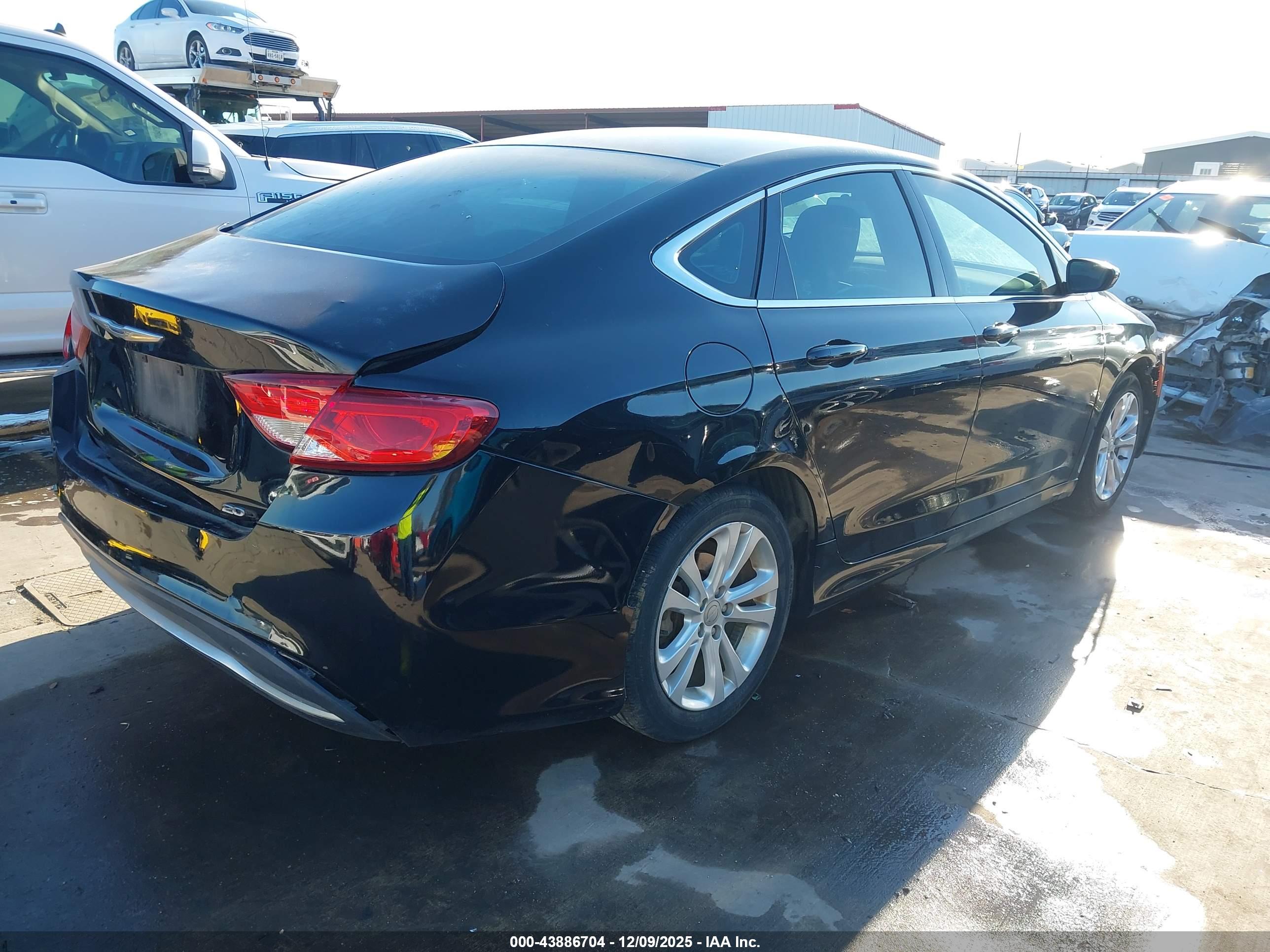 CHRYSLER 200 image 4