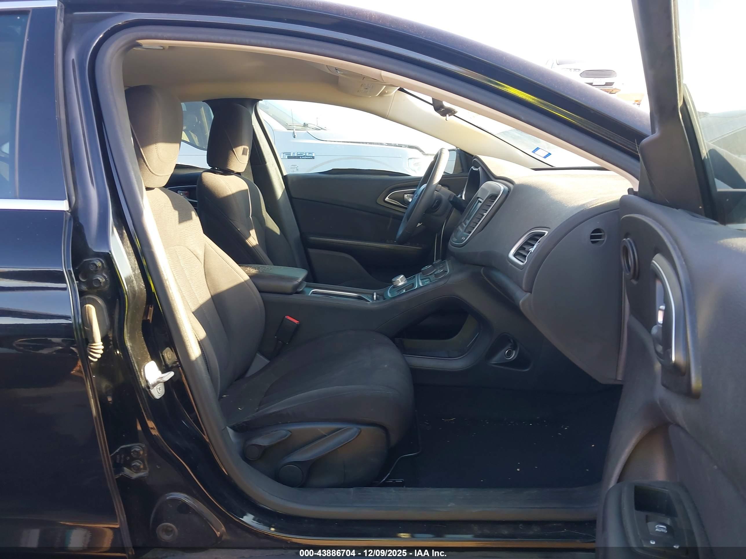 CHRYSLER 200 image 5