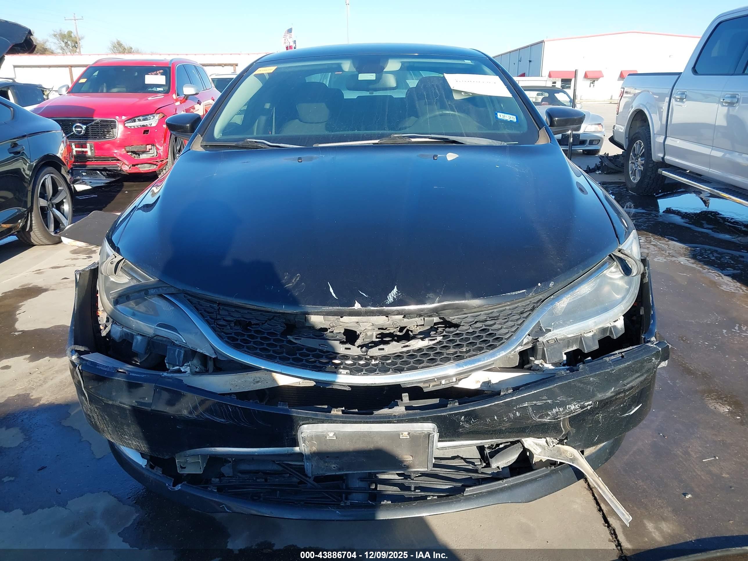 CHRYSLER 200 image 6