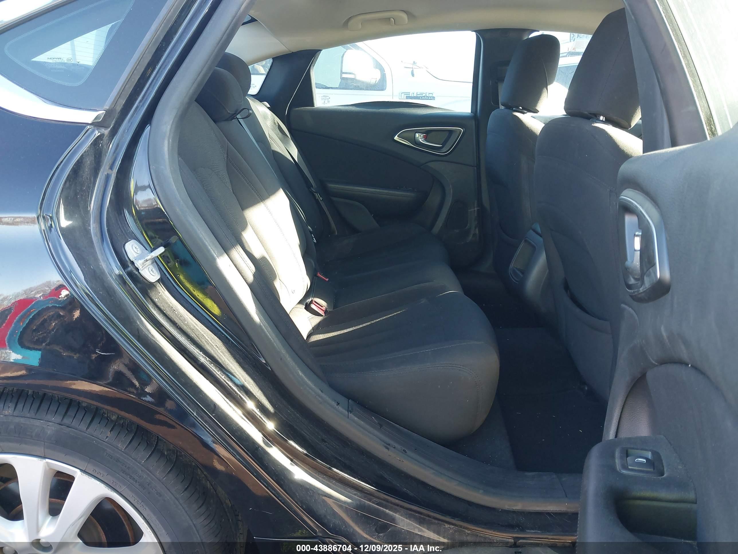CHRYSLER 200 image 8
