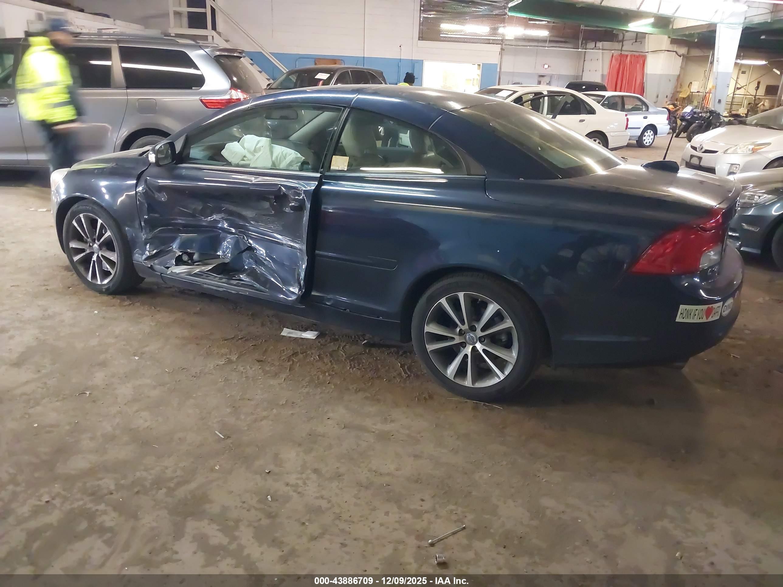VOLVO C70 image 3