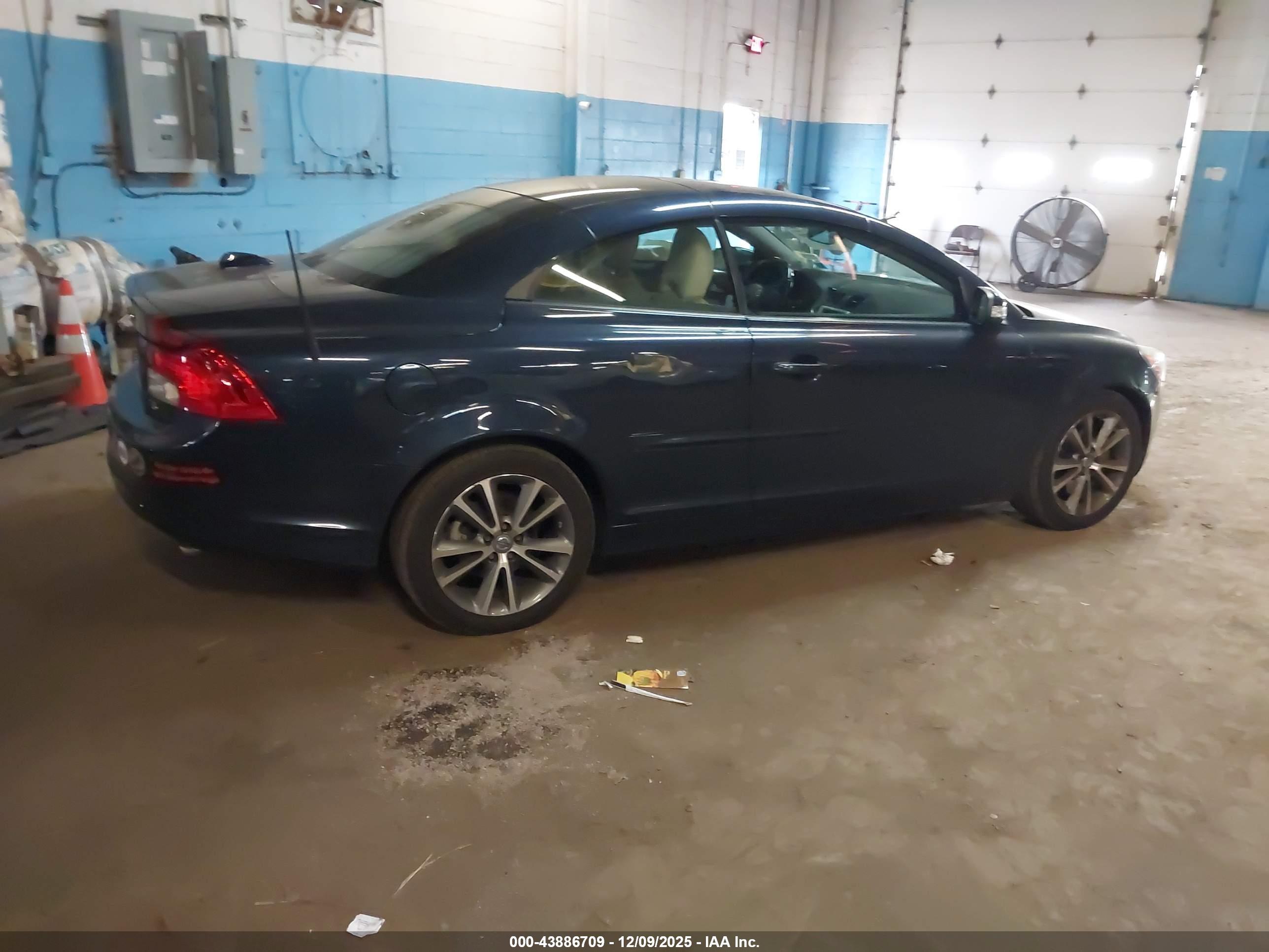 VOLVO C70 image 4