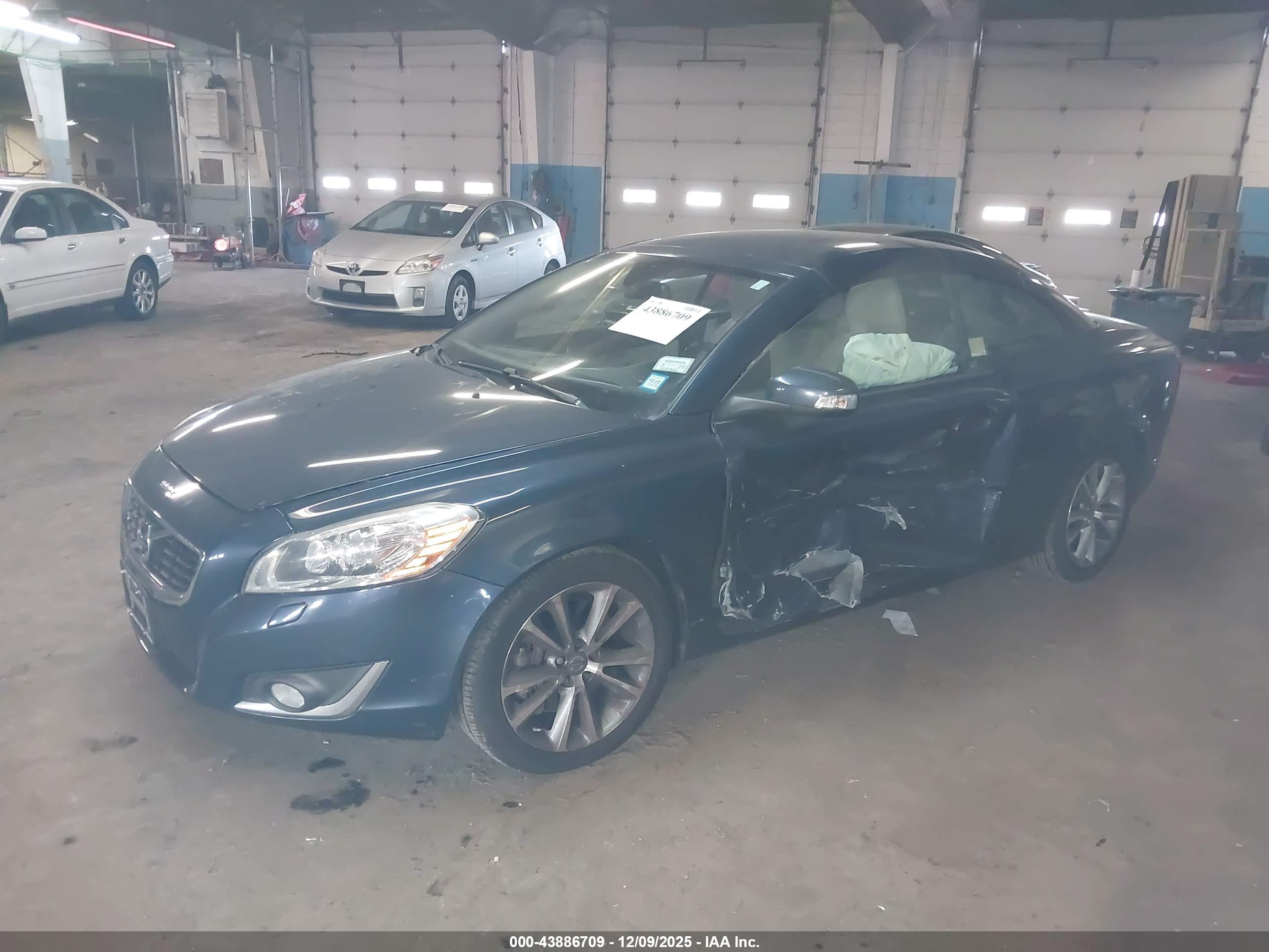 VOLVO C70 image 6