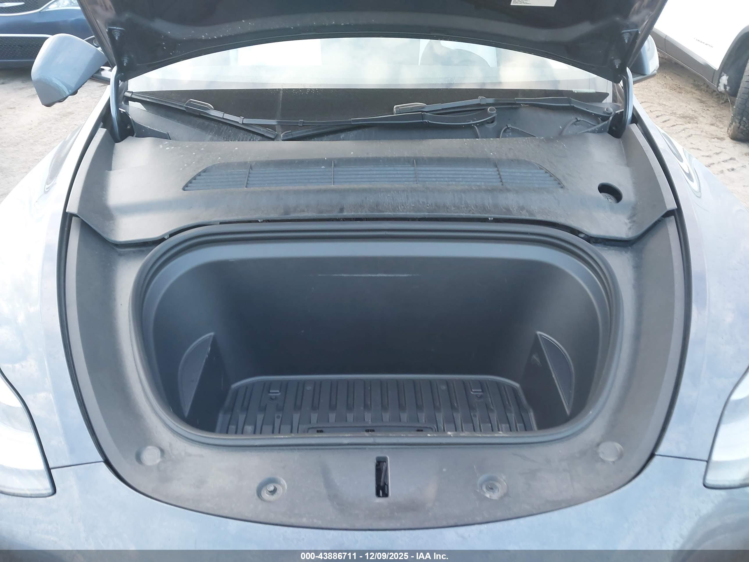 TESLA MODEL image 10