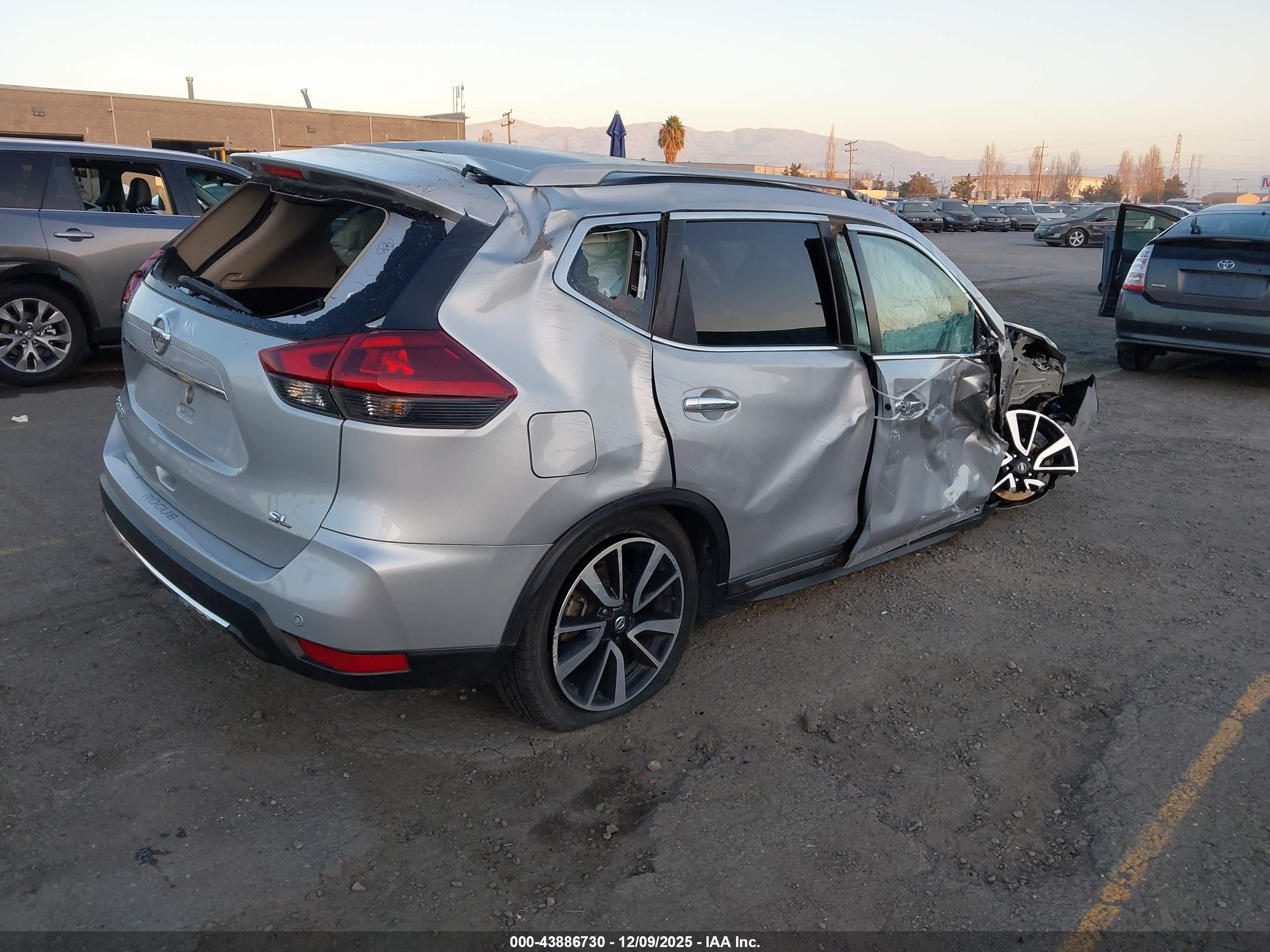NISSAN ROGUE image 4