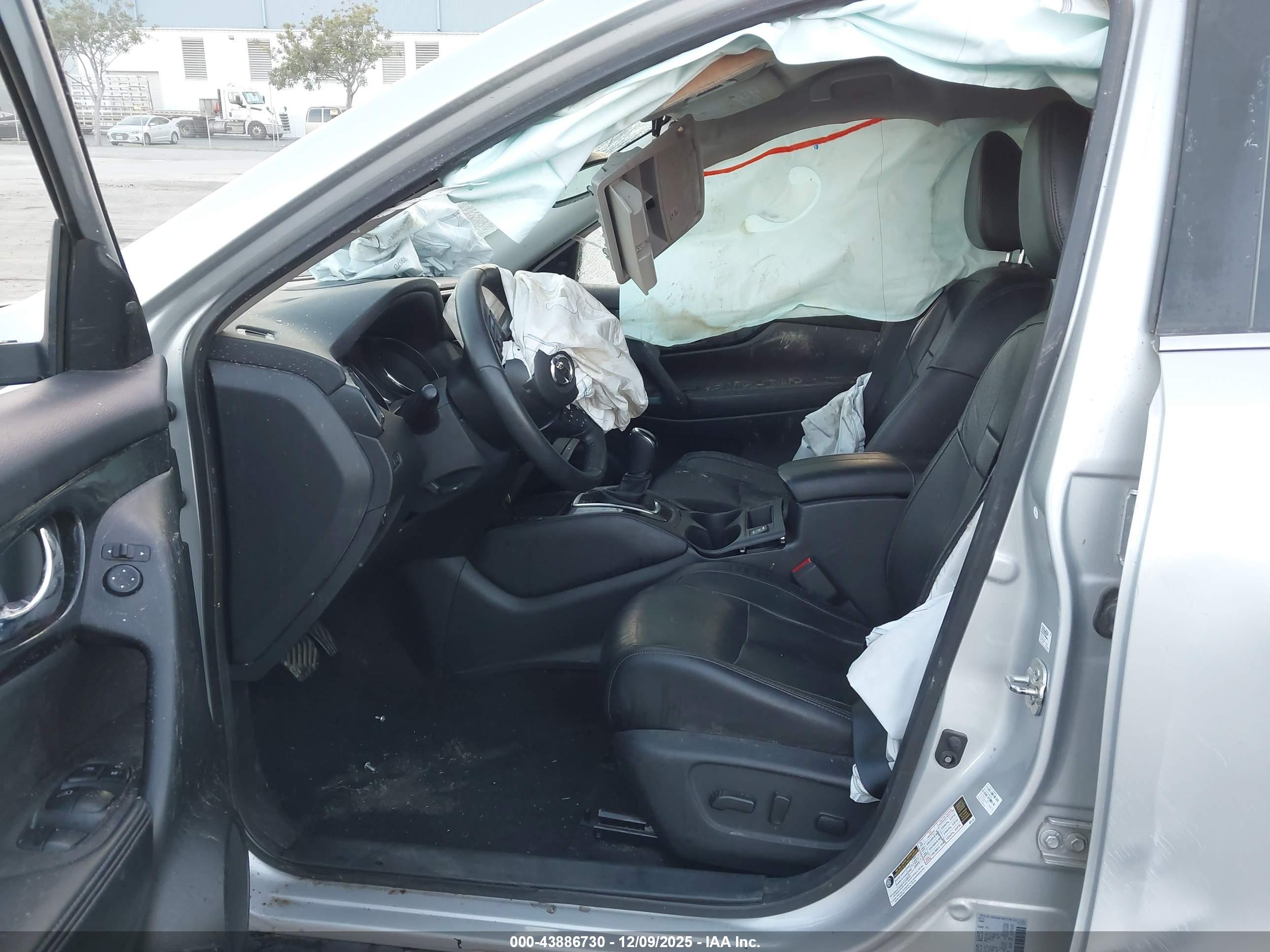 NISSAN ROGUE image 5