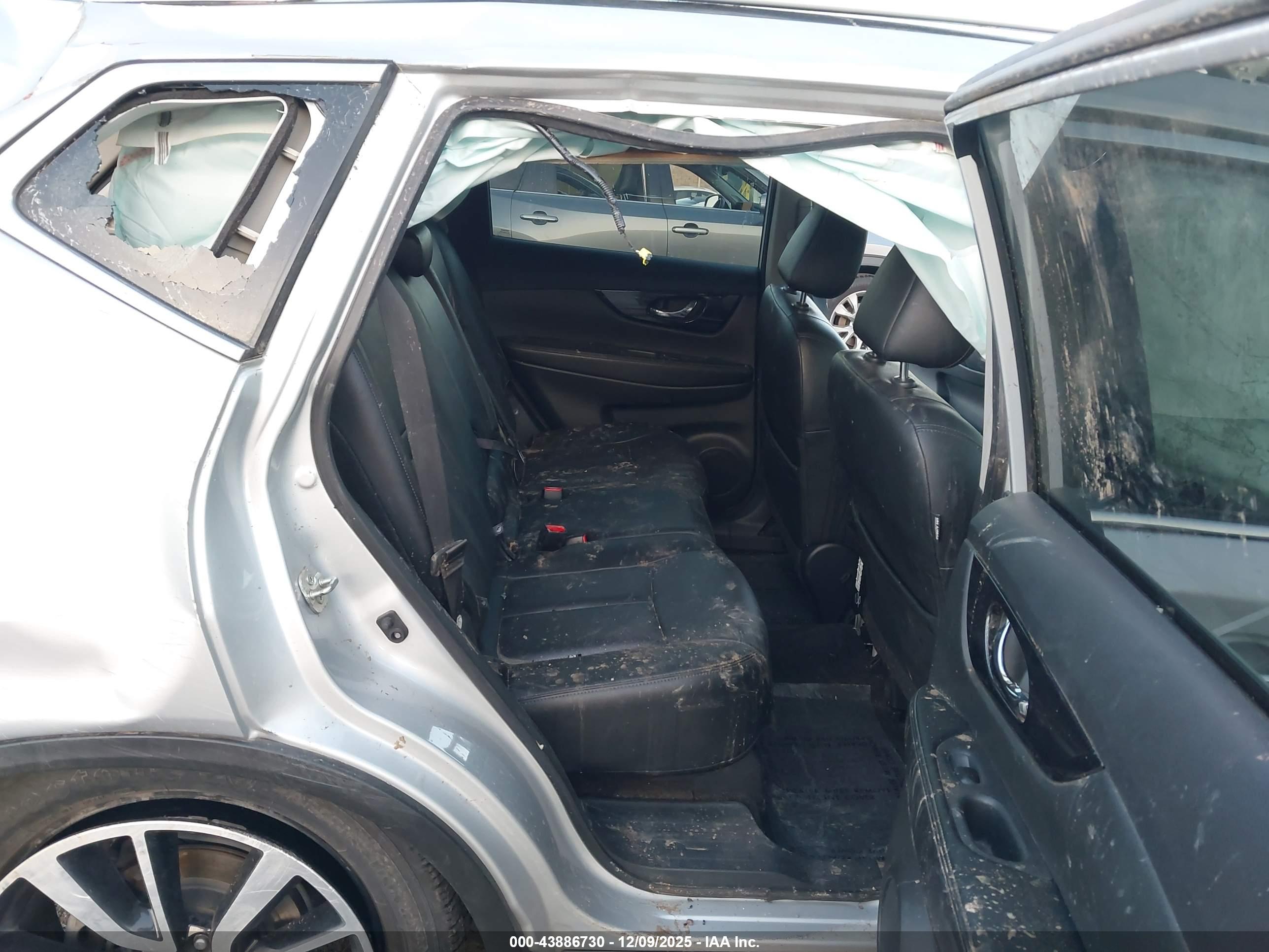 NISSAN ROGUE image 8