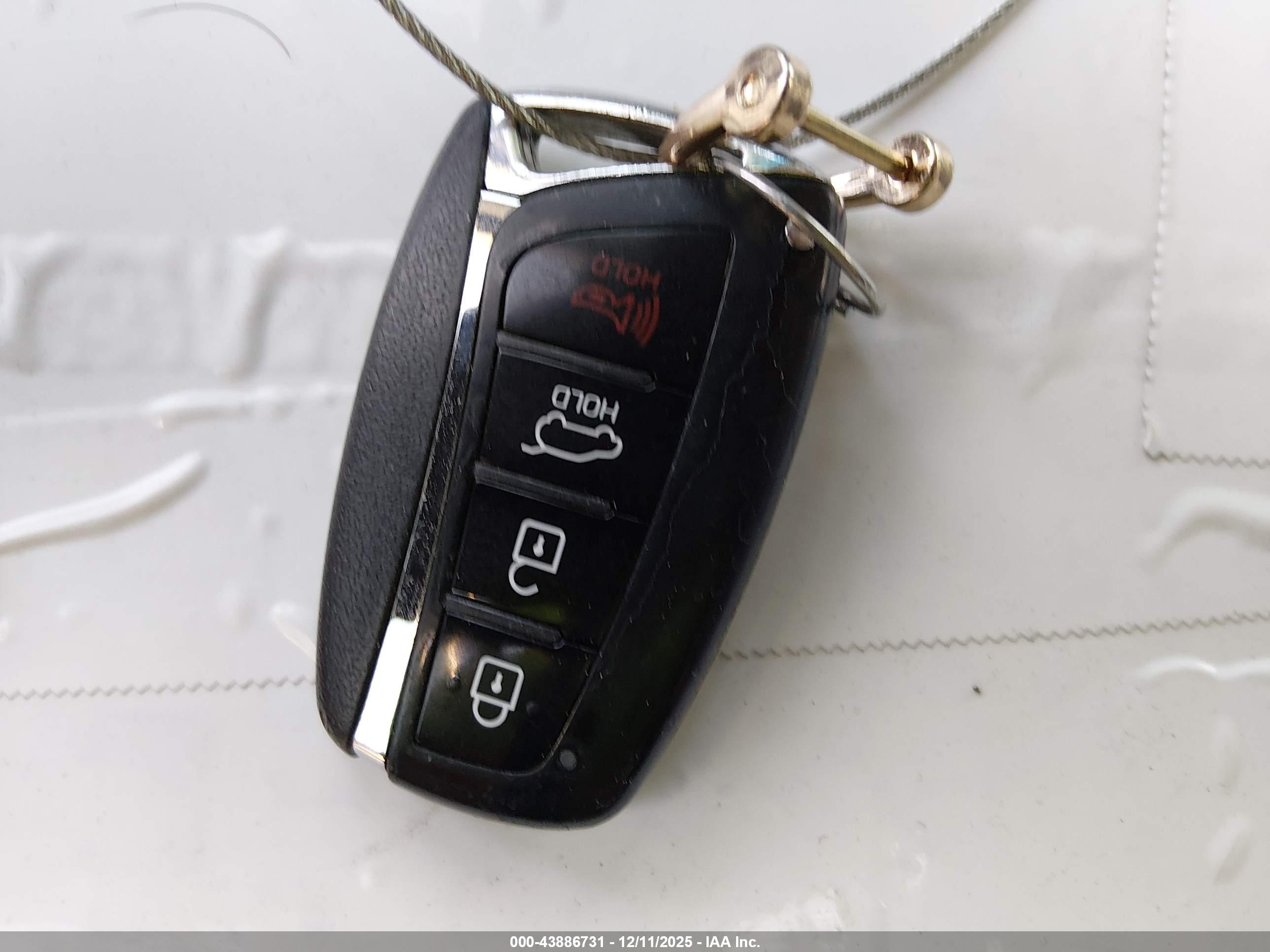 HYUNDAI SANTA image 11