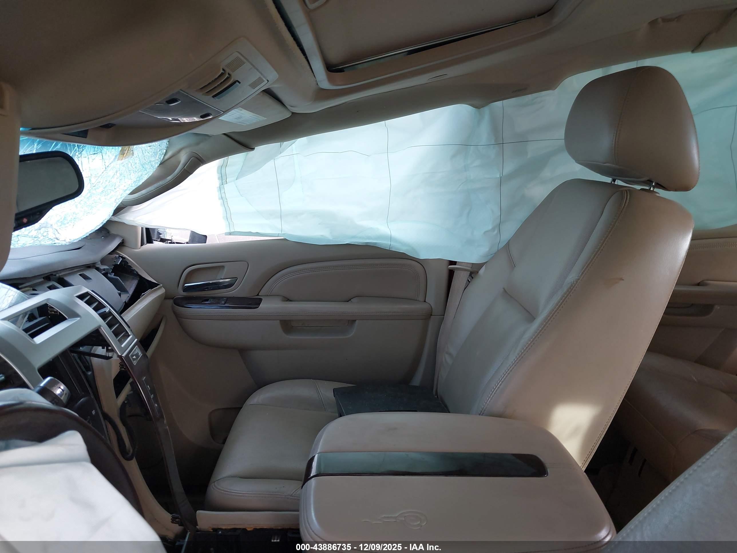 CADILLAC ESCALADE image 5