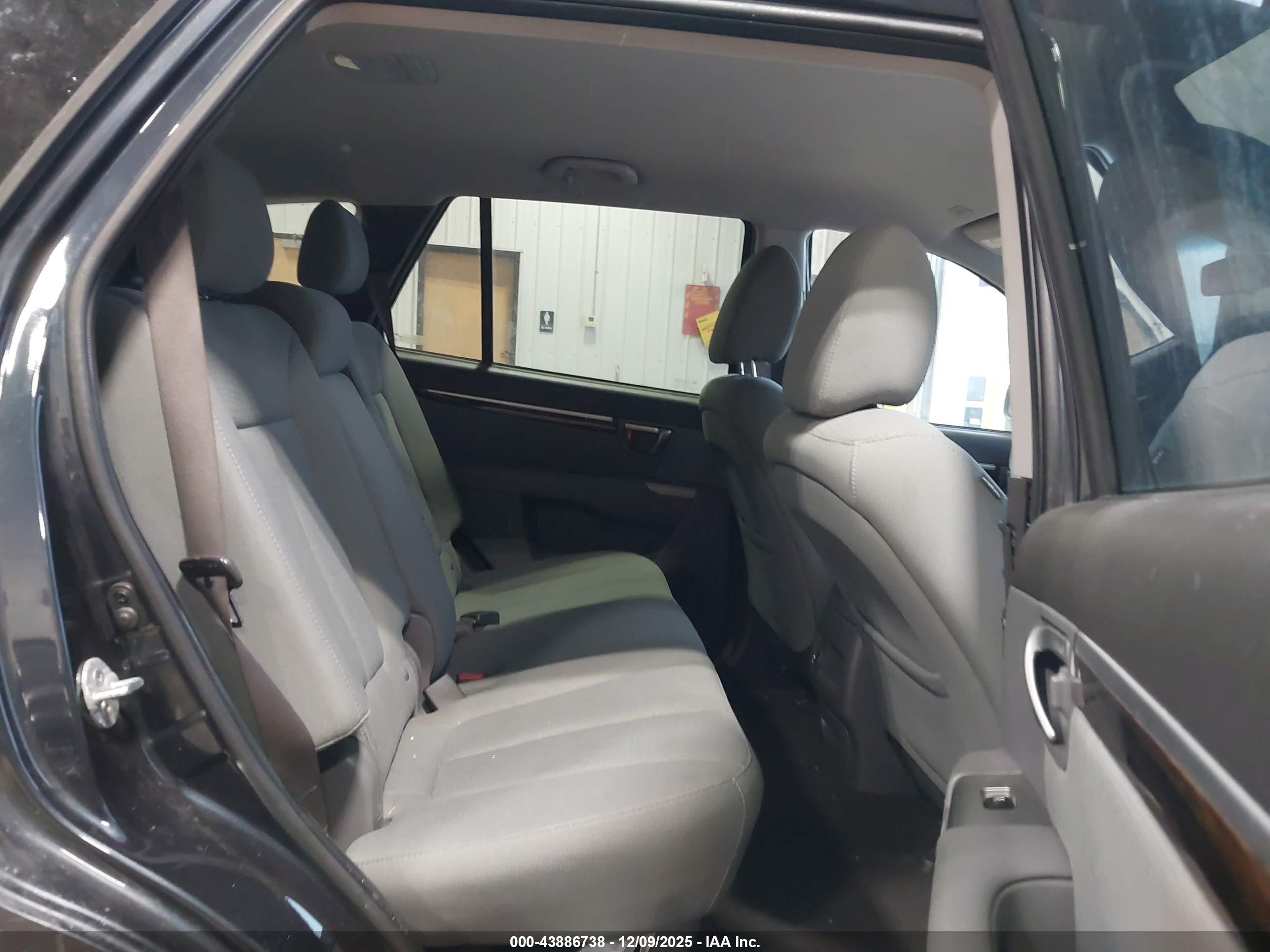 HYUNDAI SANTA image 8