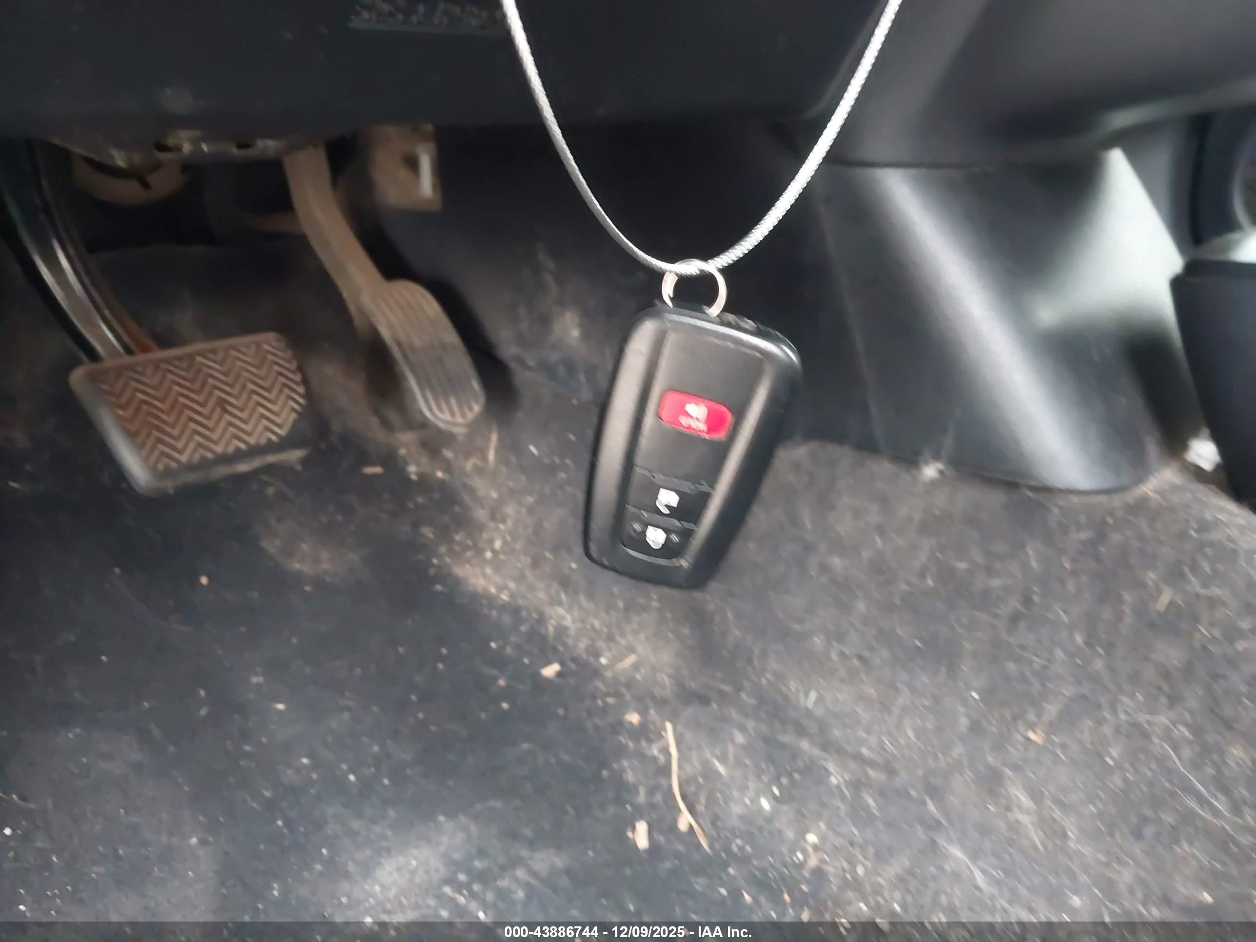 TOYOTA PRIUS image 11