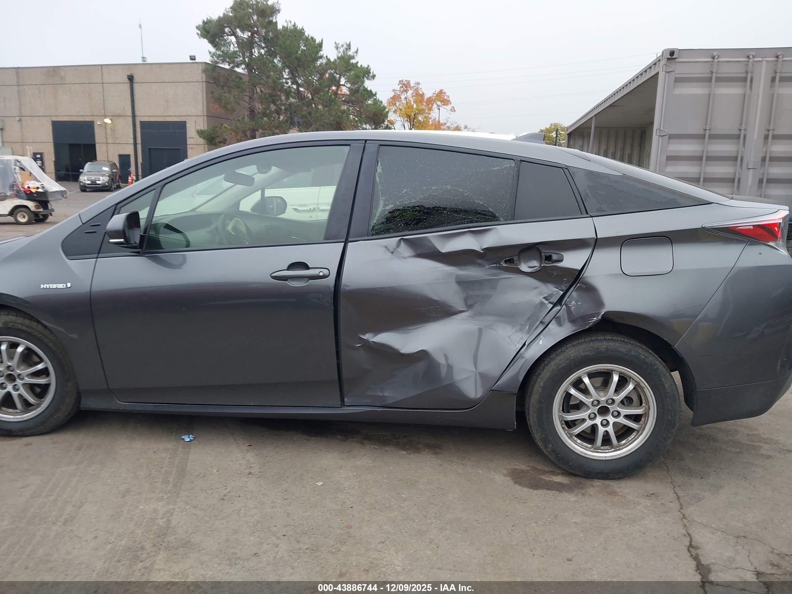 TOYOTA PRIUS image 6