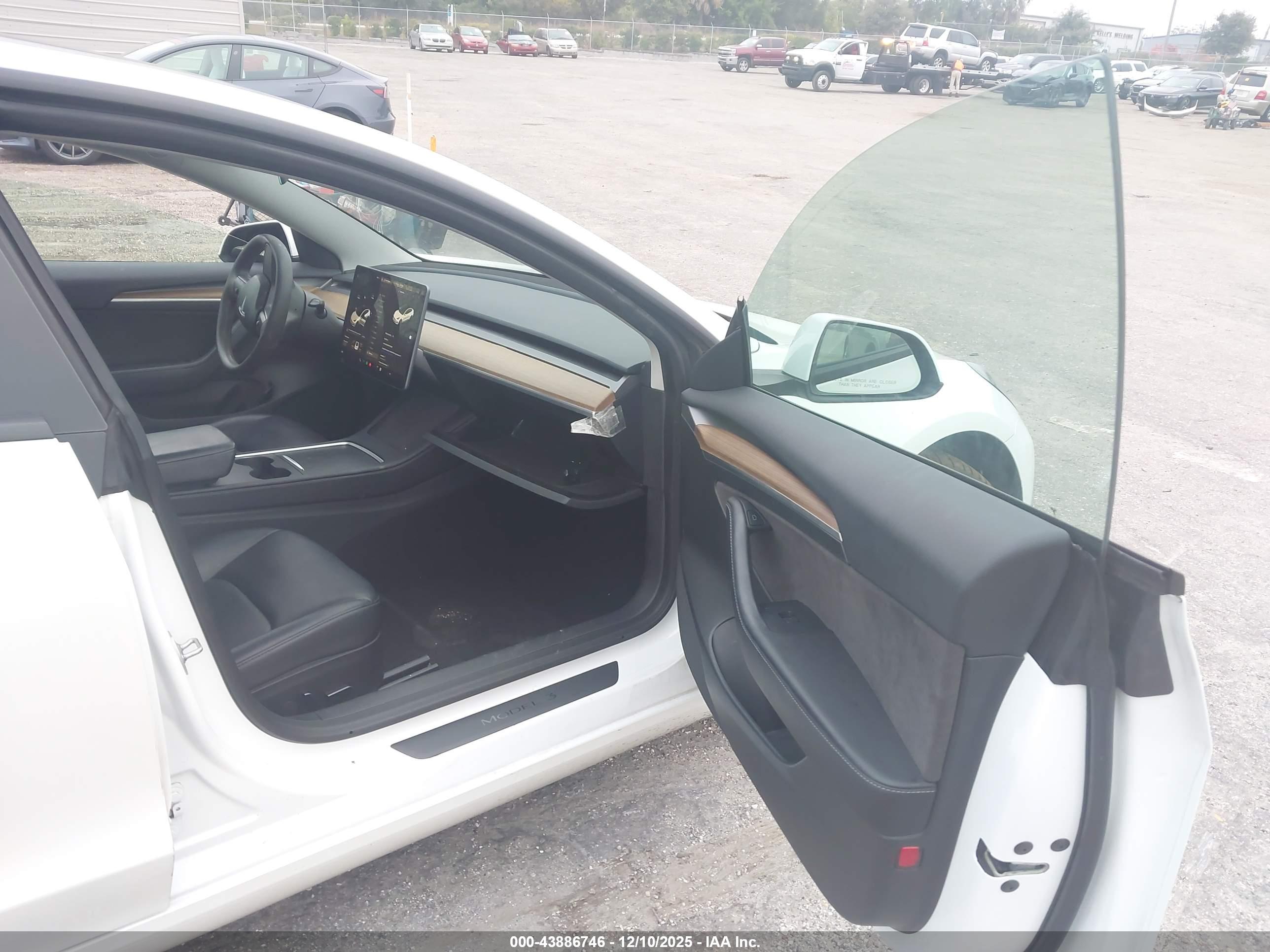 TESLA MODEL image 5