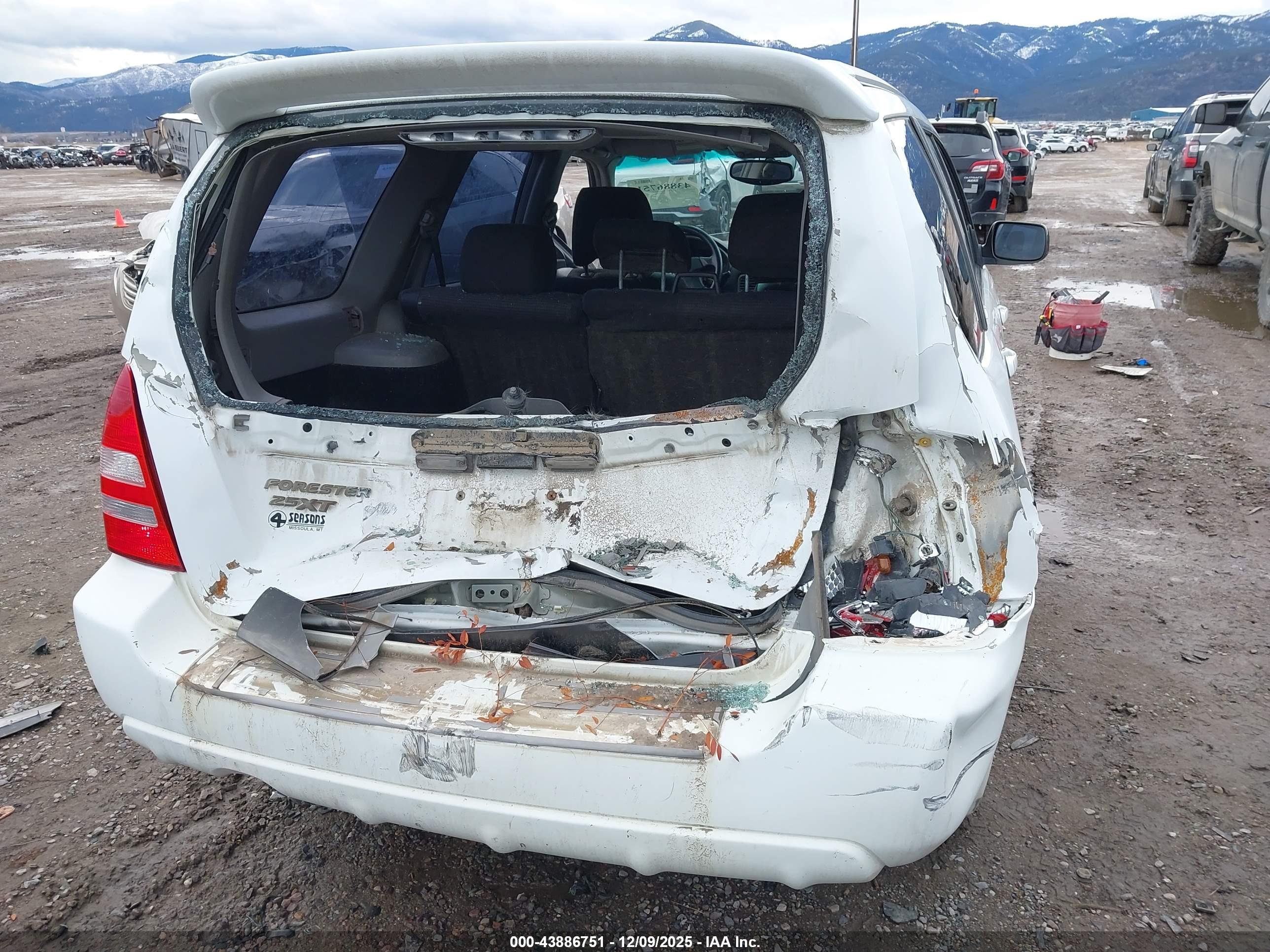 SUBARU FORESTER image 6