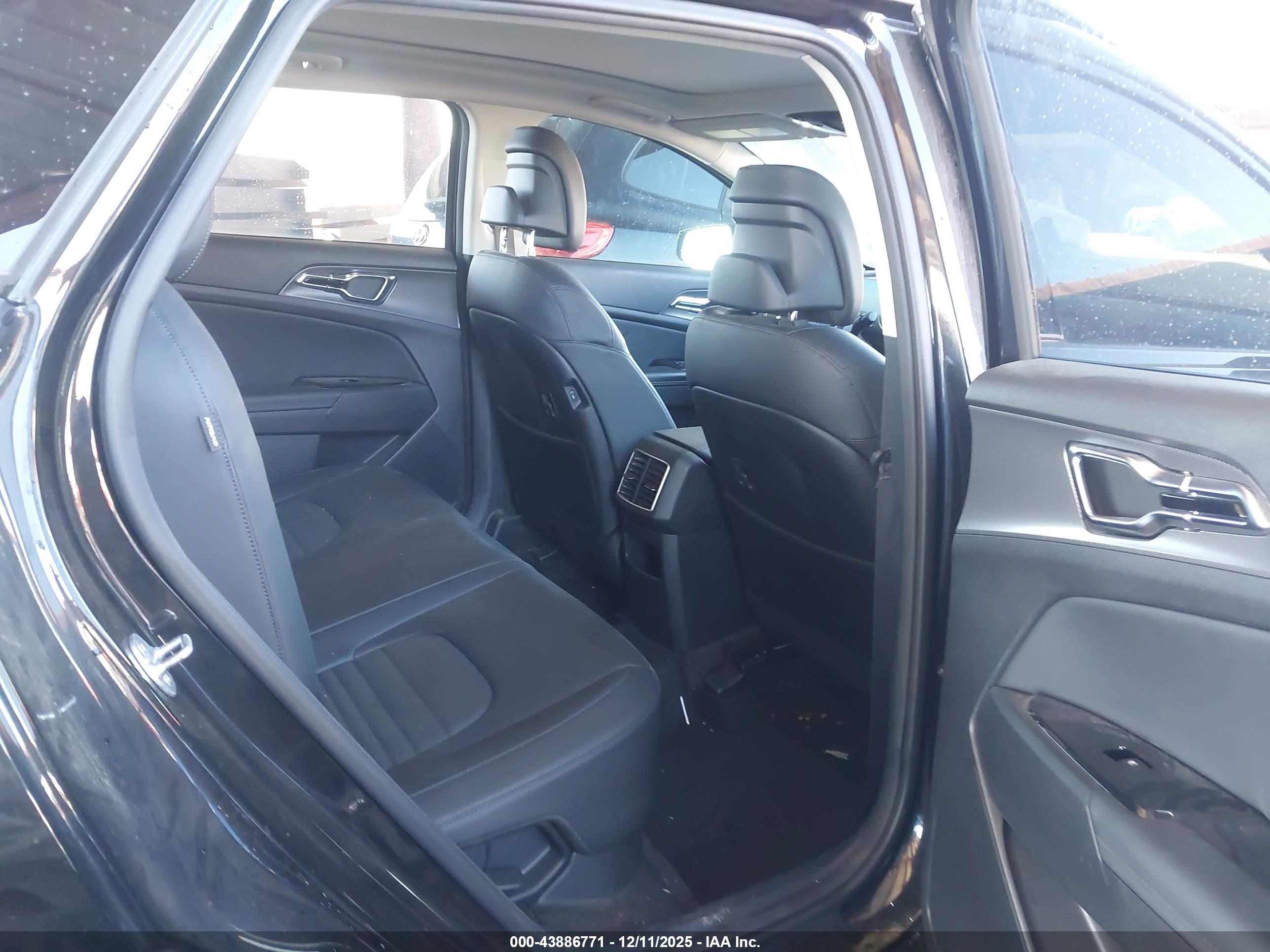 KIA SPORTAGE image 8