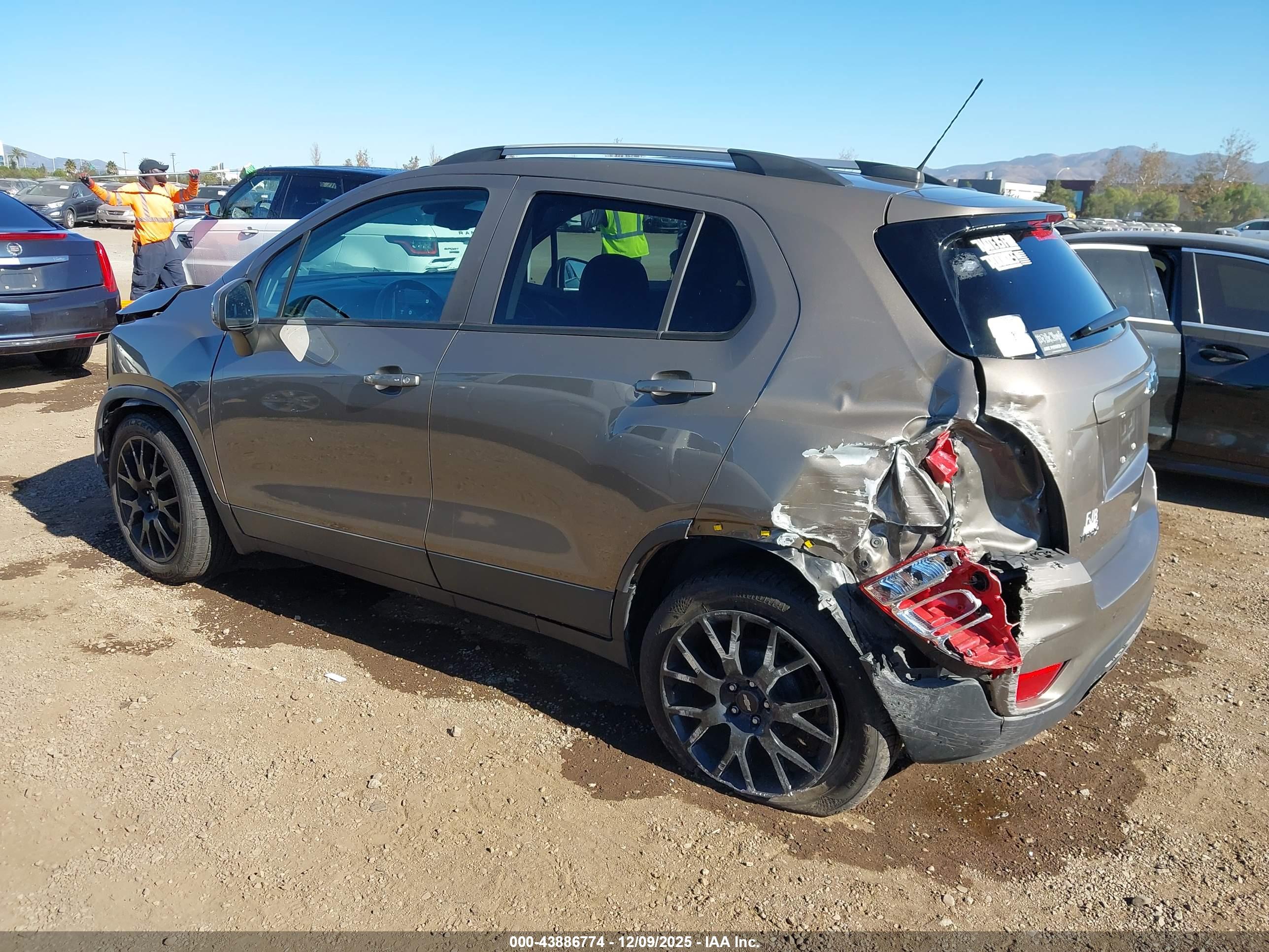CHEVROLET TRAX image 3