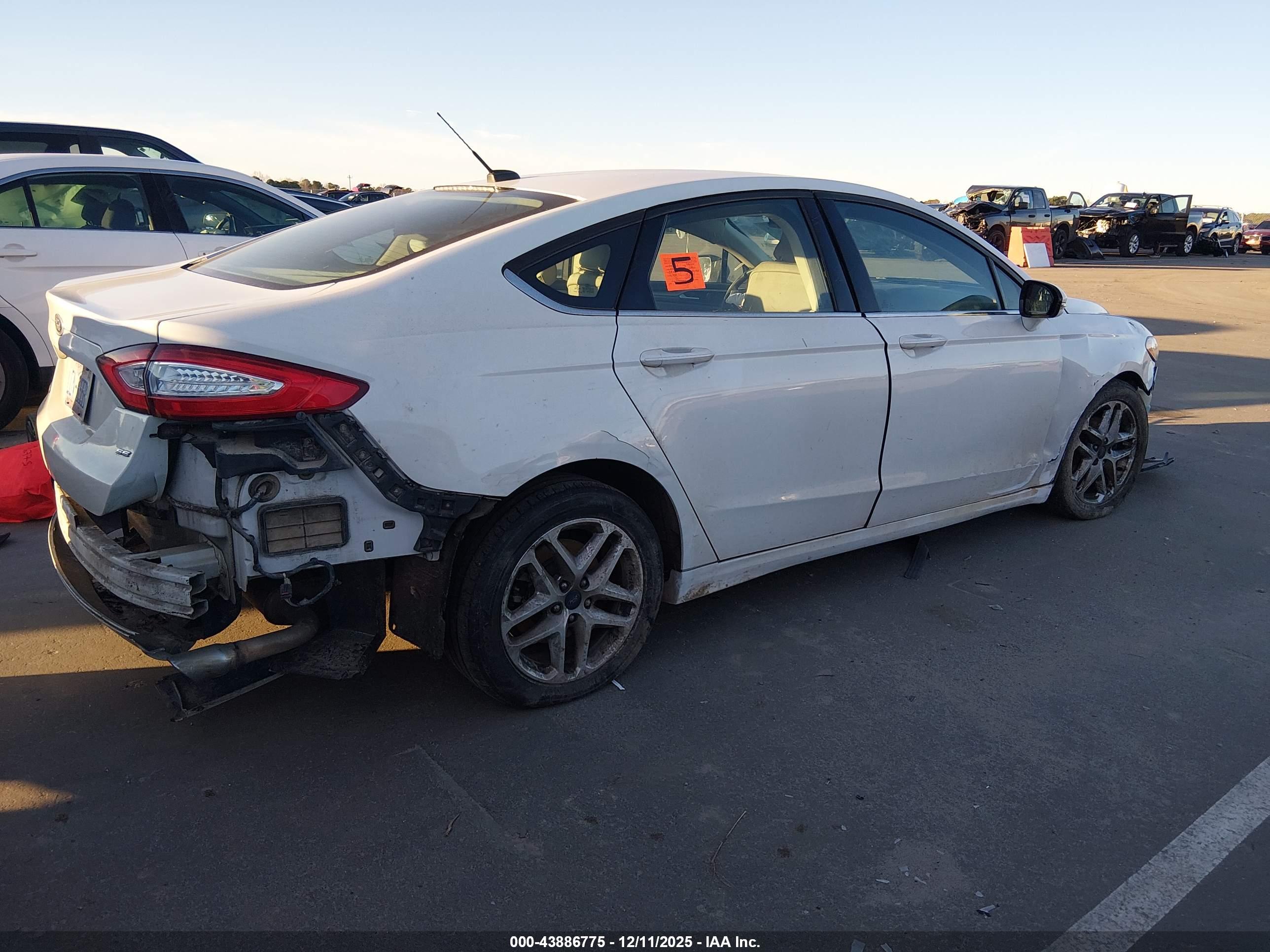 FORD FUSION image 4