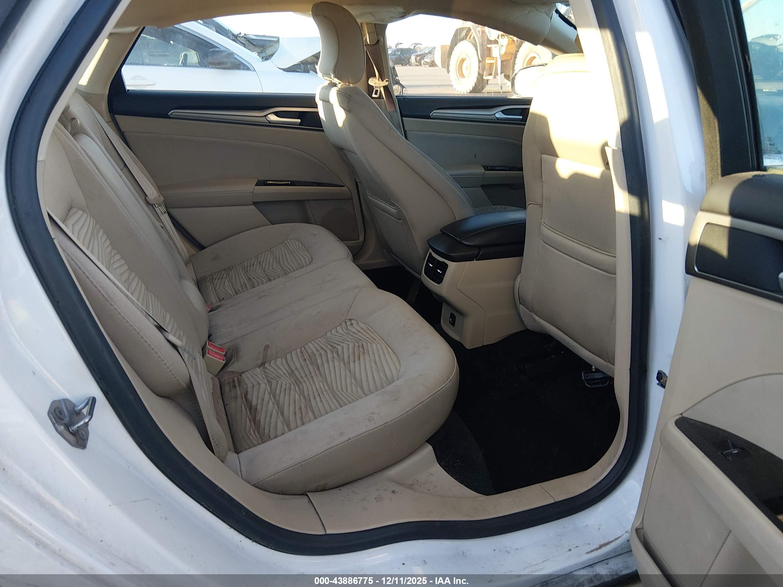 FORD FUSION image 8
