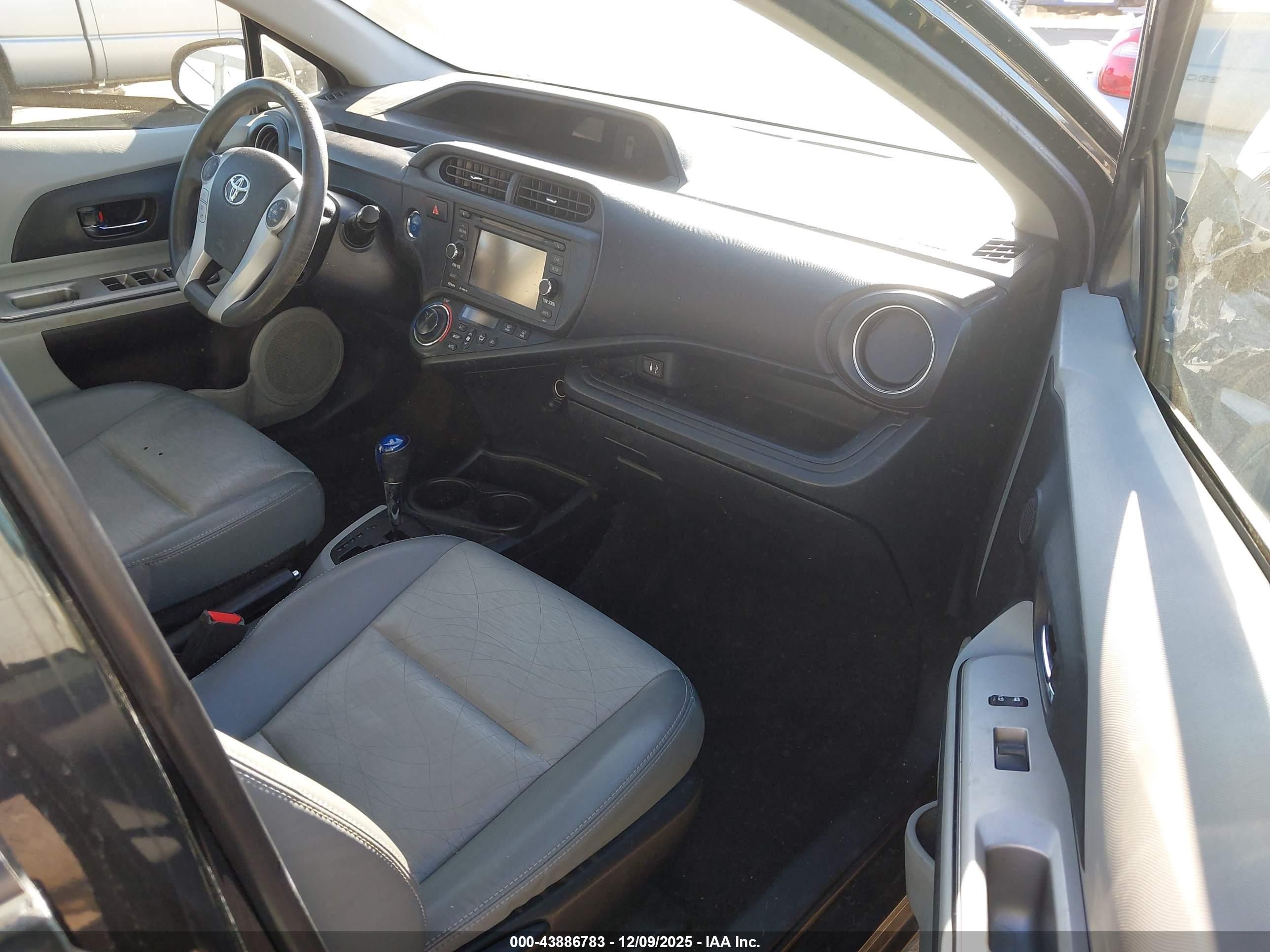 TOYOTA PRIUS image 5