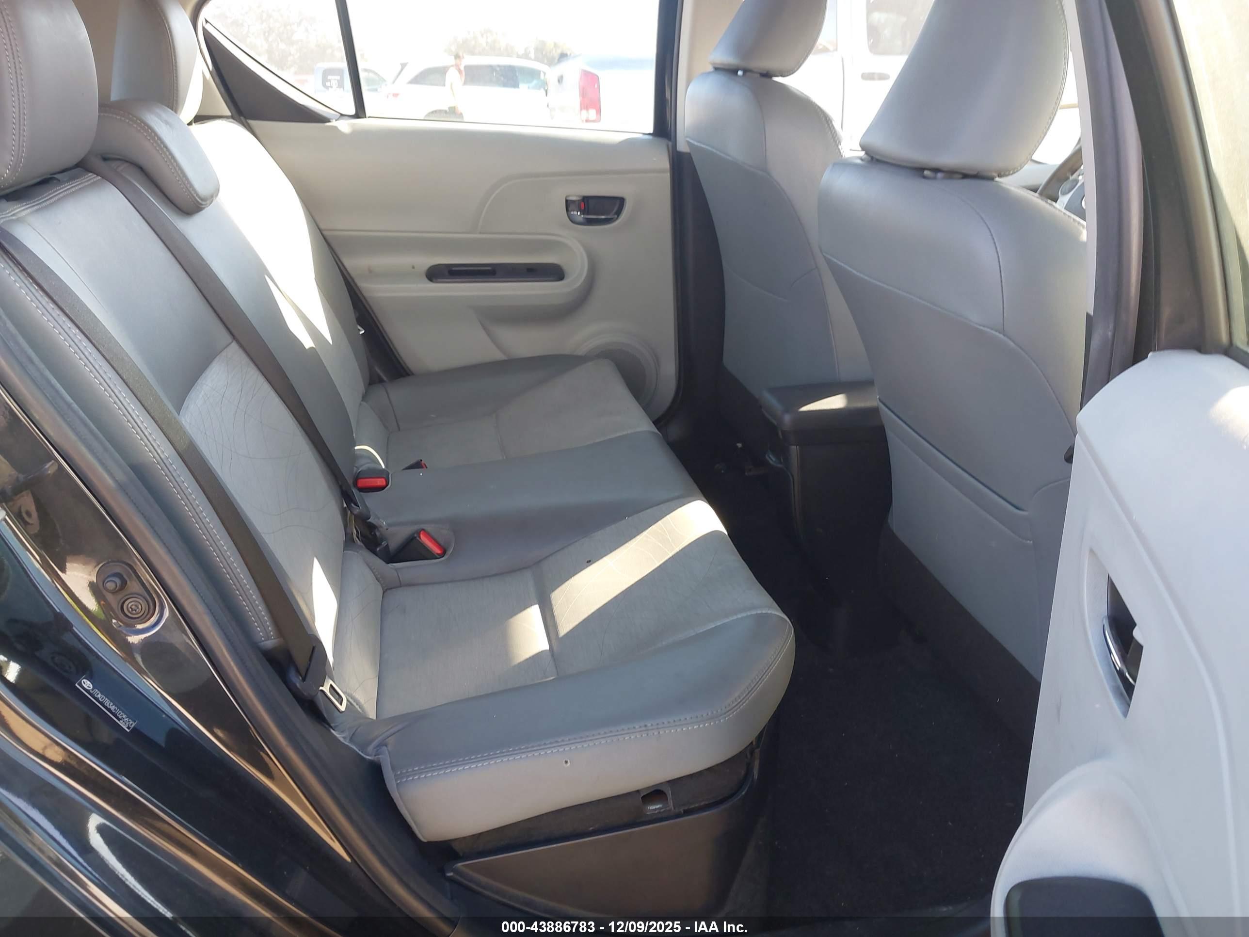 TOYOTA PRIUS image 8