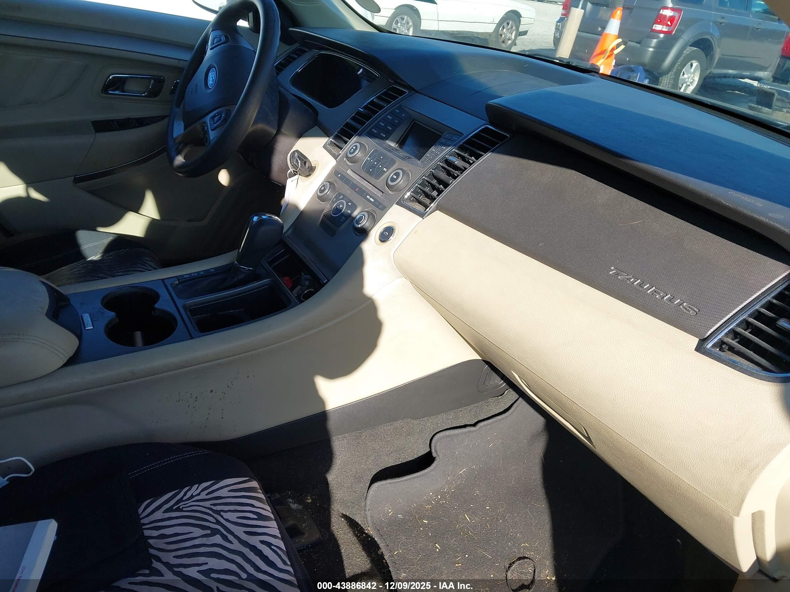 FORD TAURUS image 5
