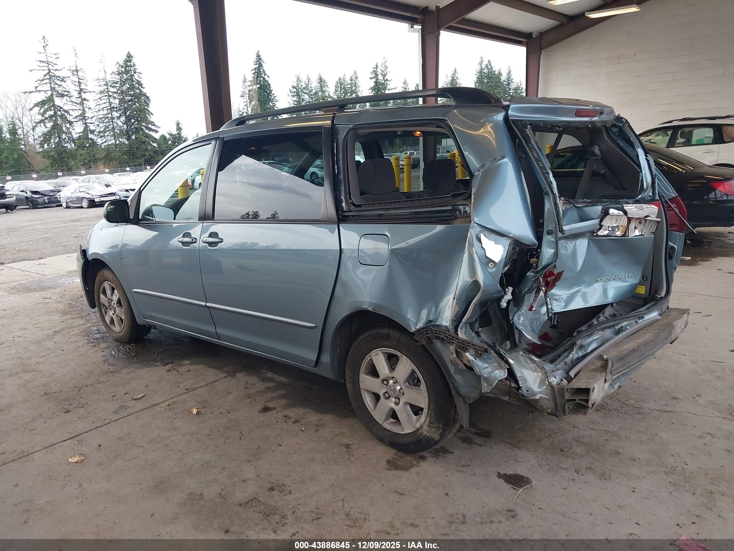 TOYOTA SIENNA image 3