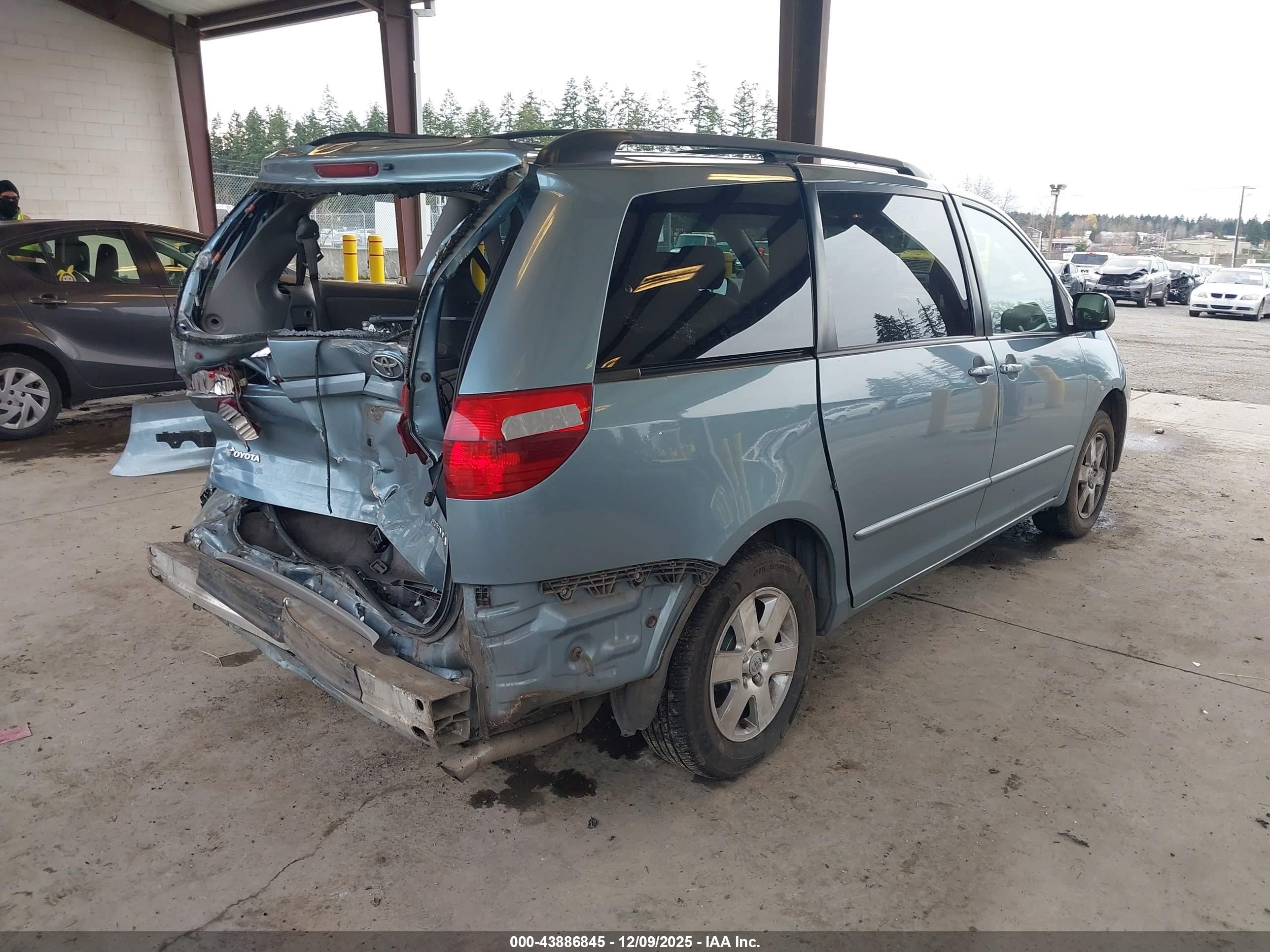 TOYOTA SIENNA image 4