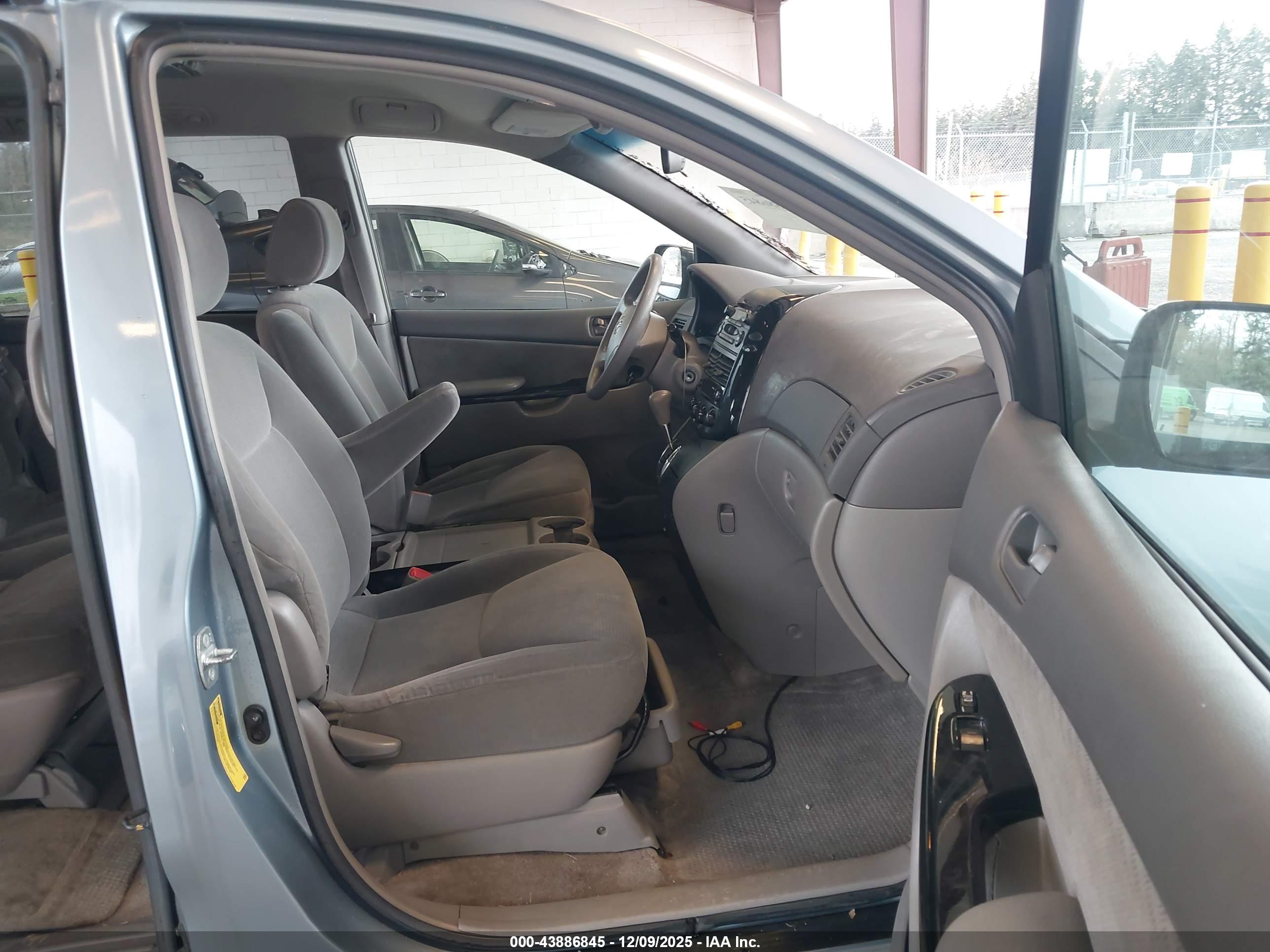 TOYOTA SIENNA image 5