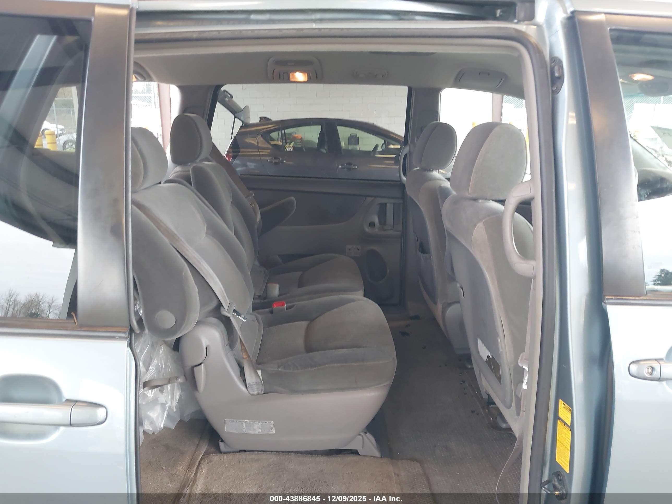 TOYOTA SIENNA image 8