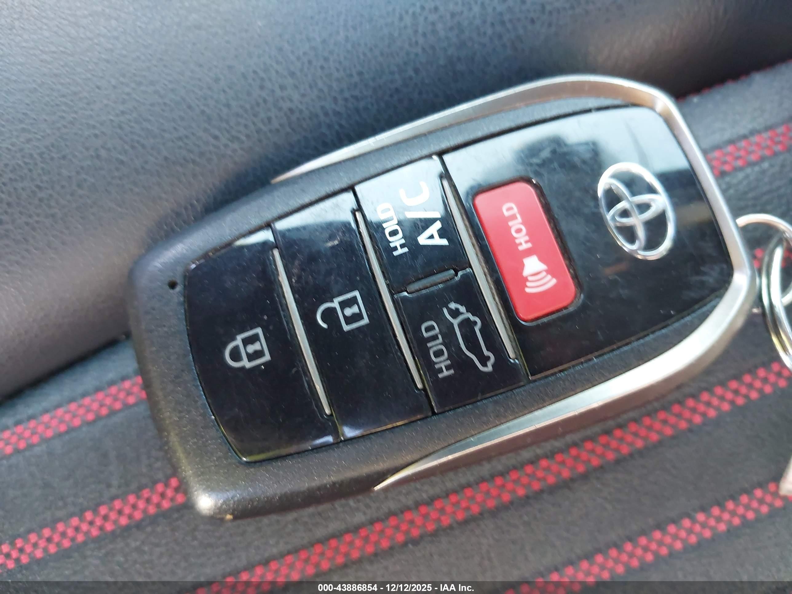 TOYOTA RAV4 image 11