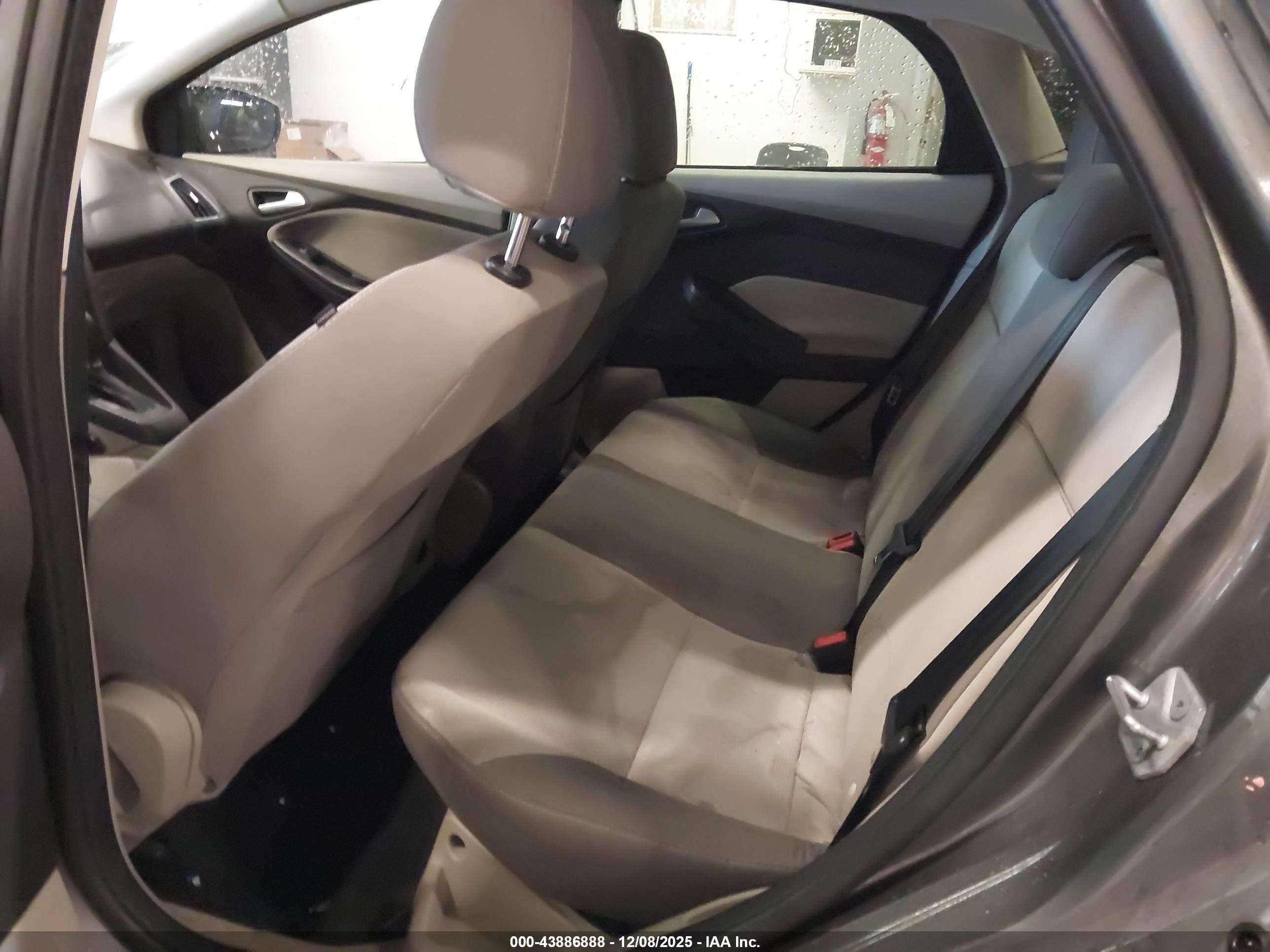 FORD FOCUS image 8