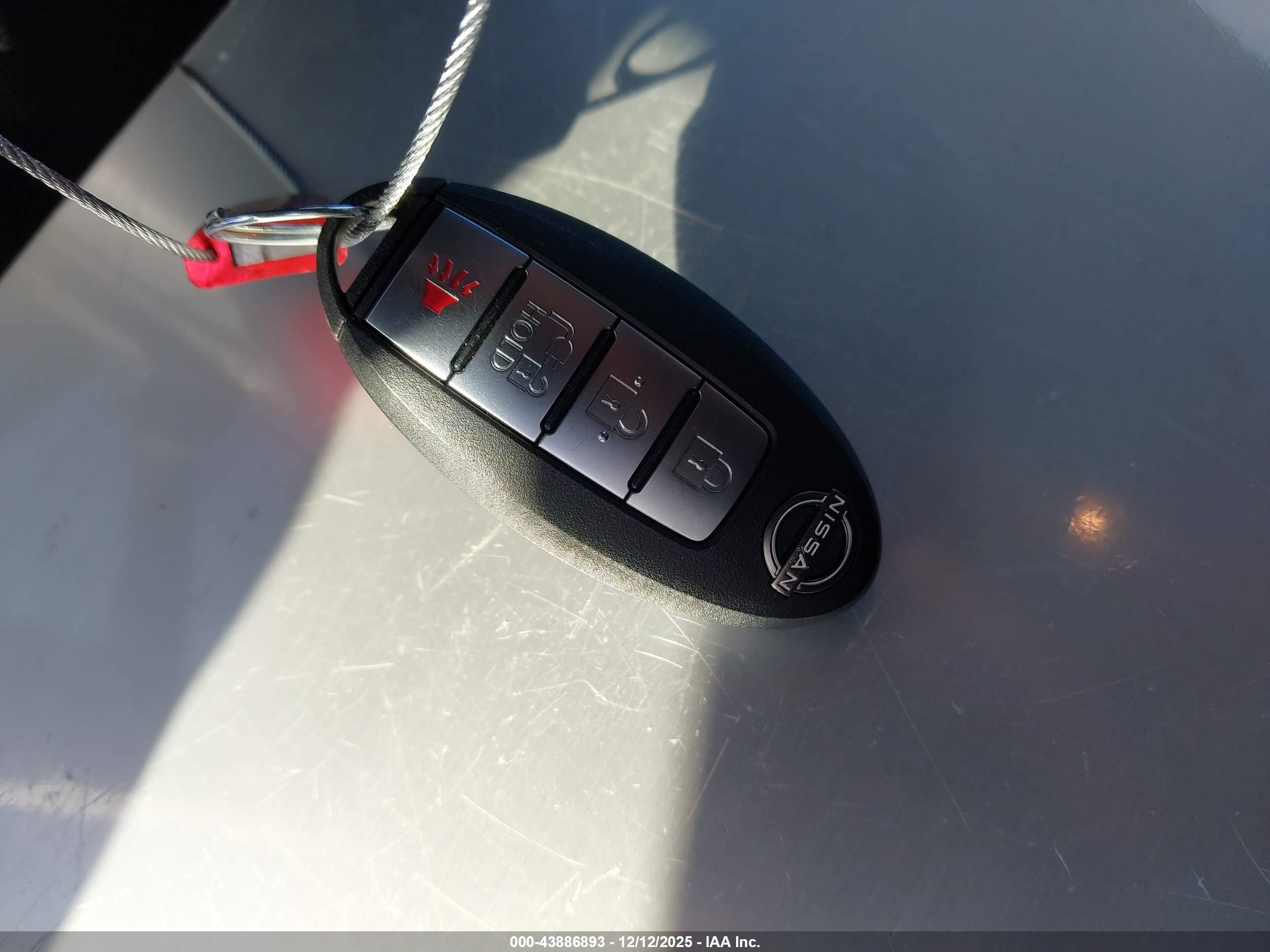 NISSAN LEAF image 11