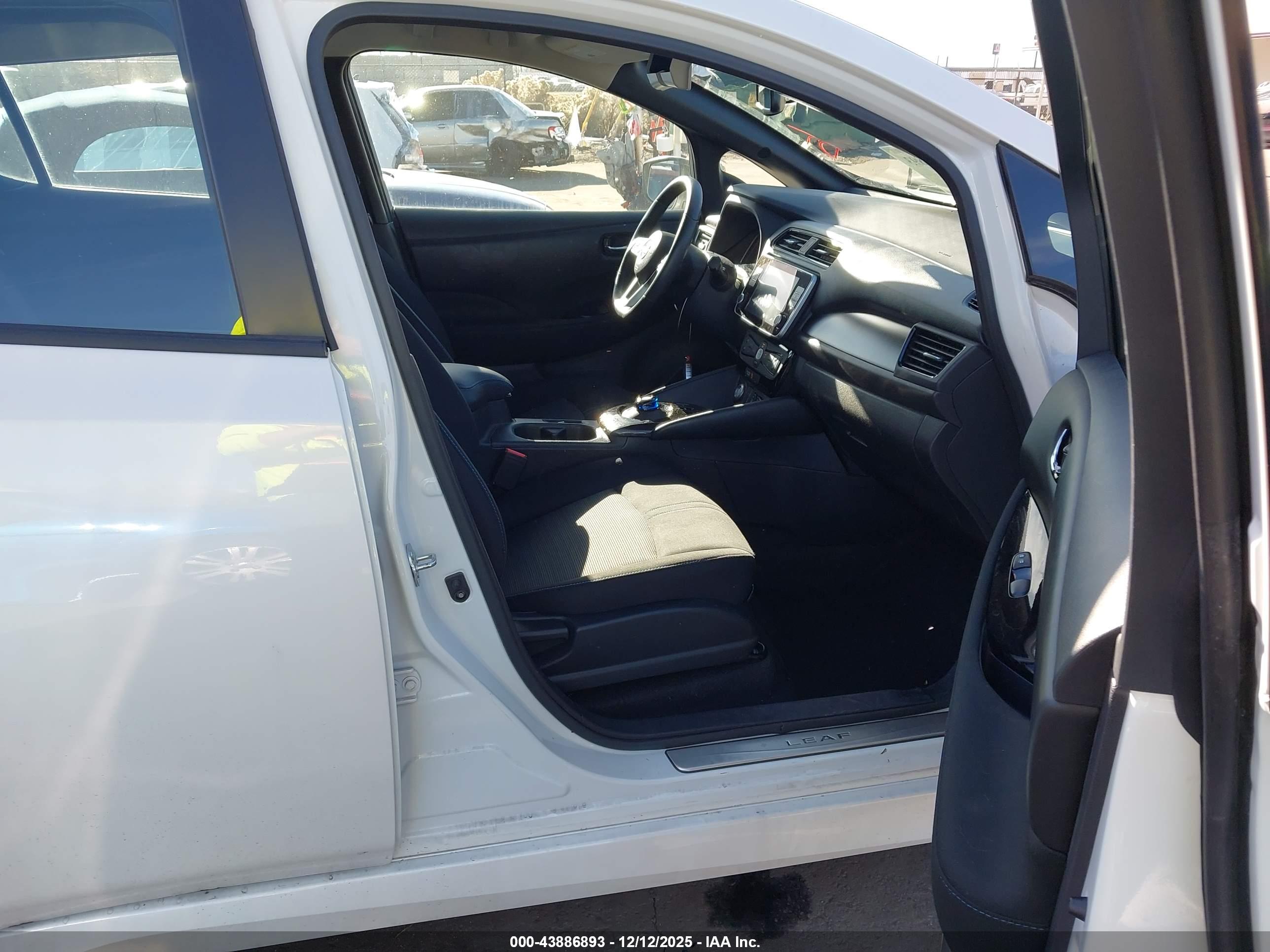 NISSAN LEAF image 5