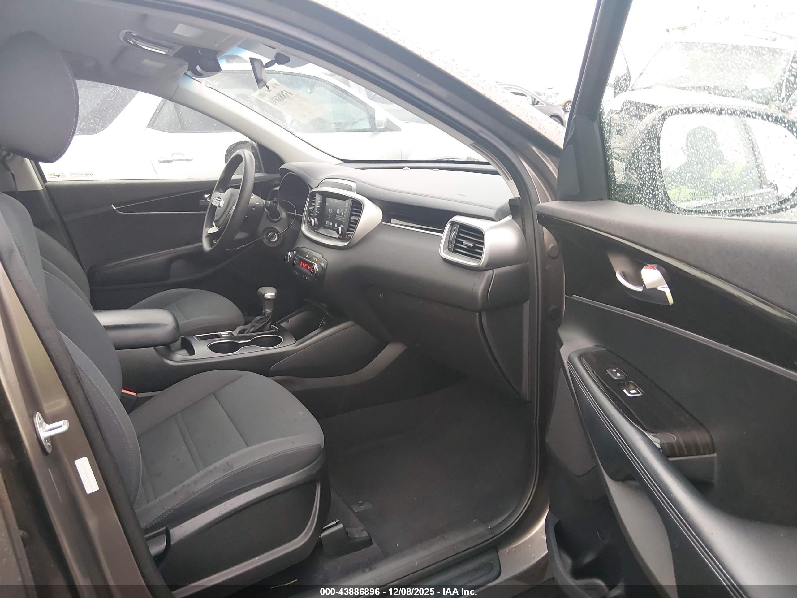 KIA SORENTO image 5