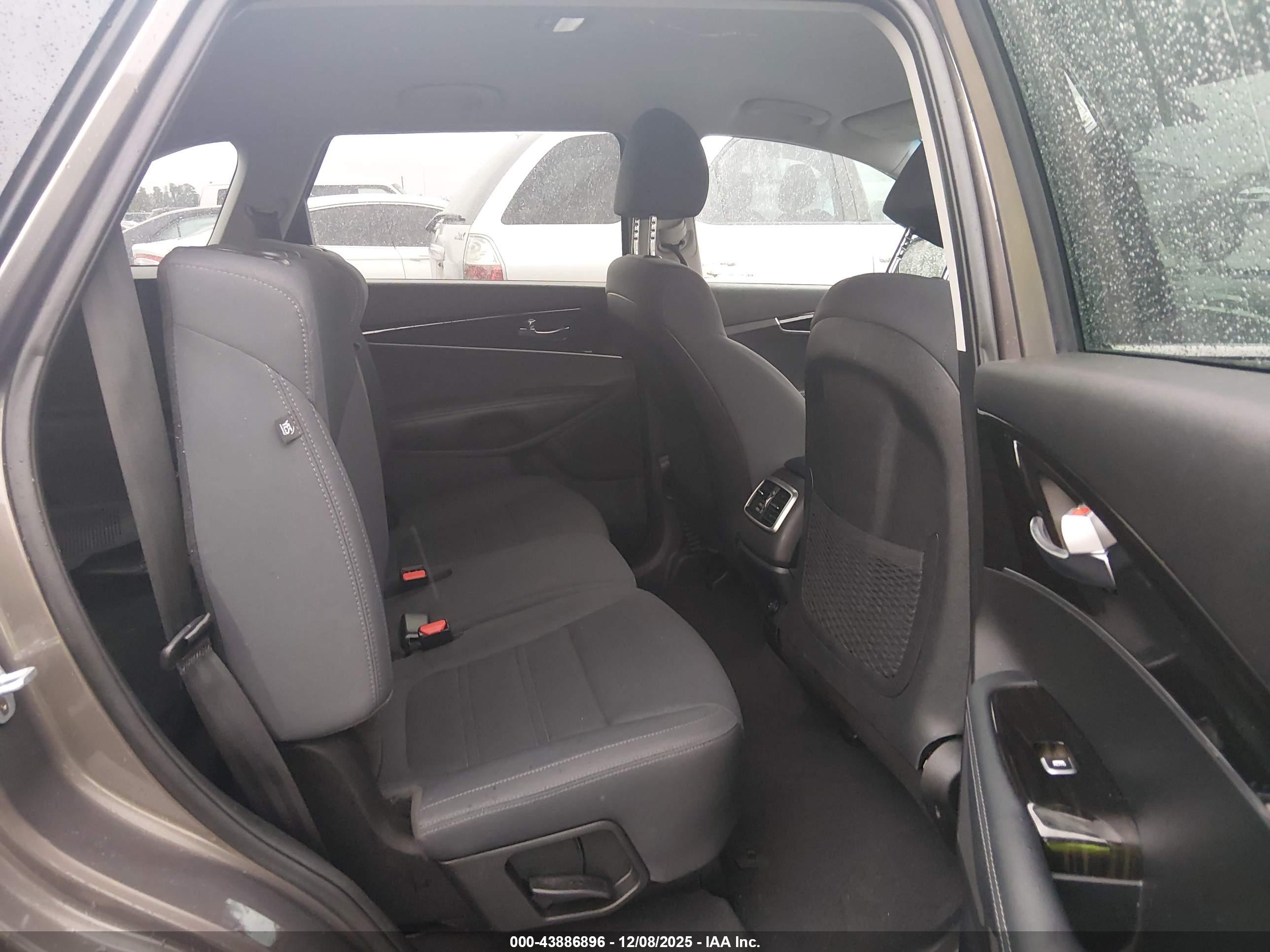KIA SORENTO image 8