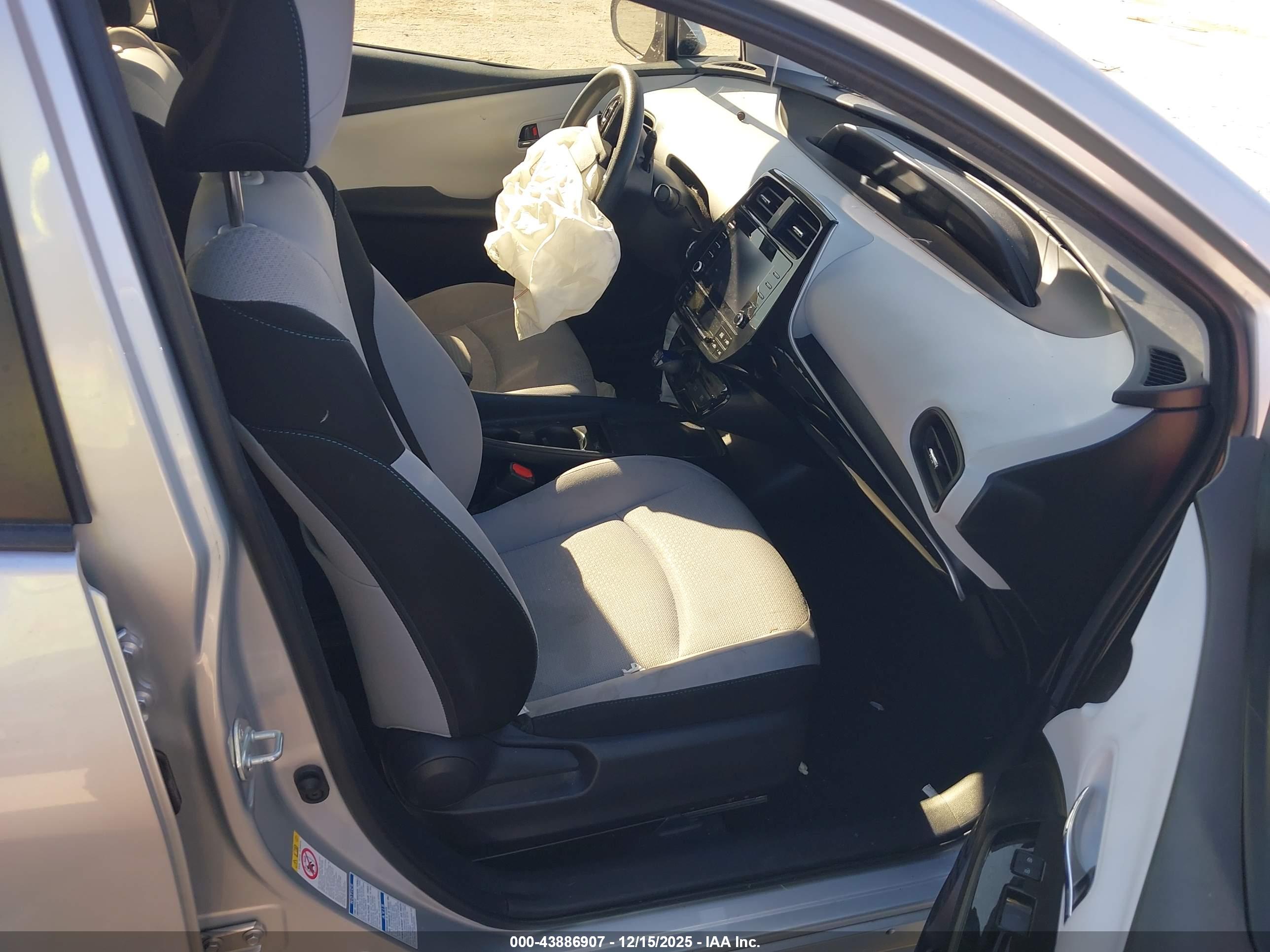 TOYOTA PRIUS image 5