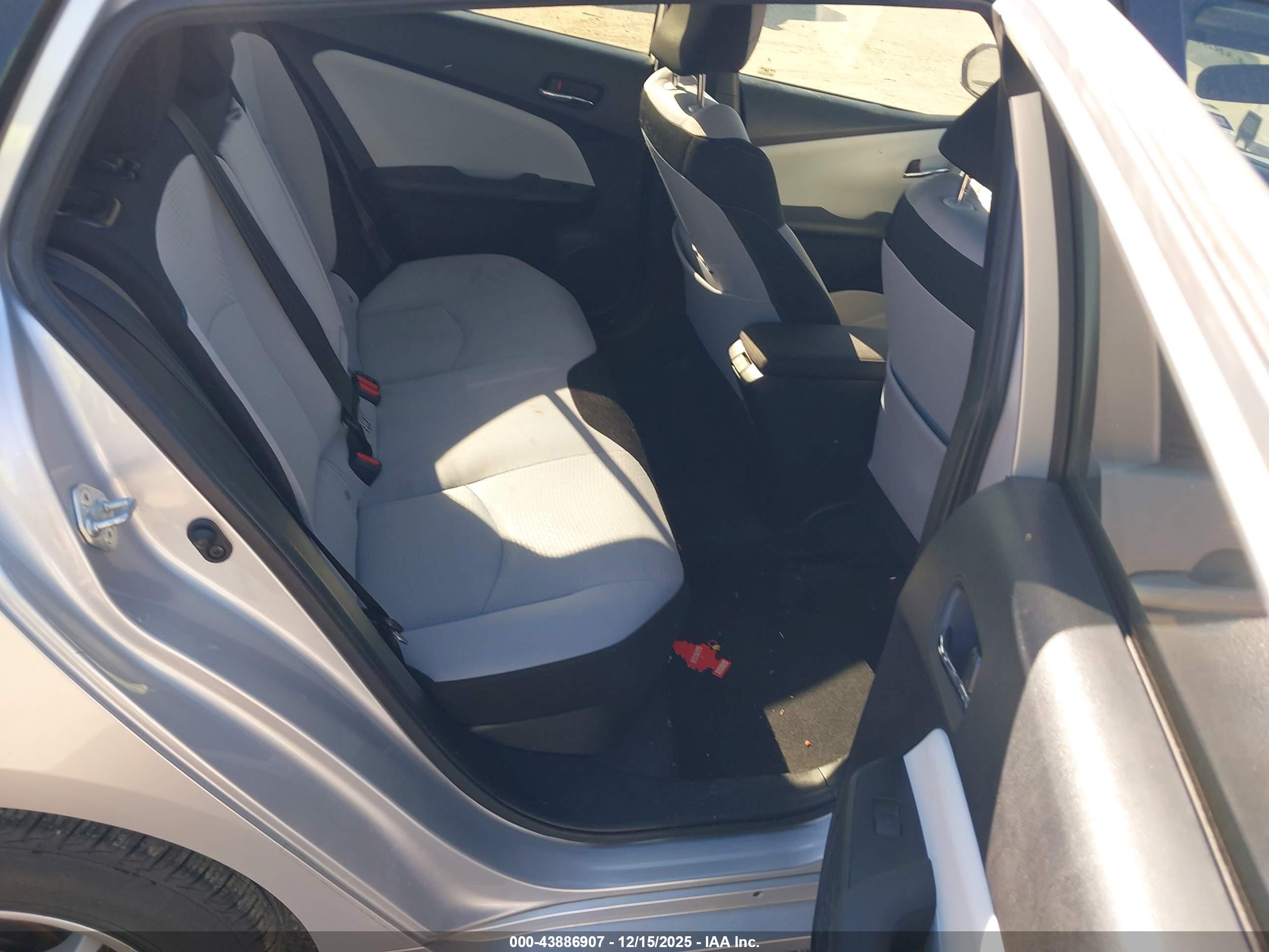 TOYOTA PRIUS image 8
