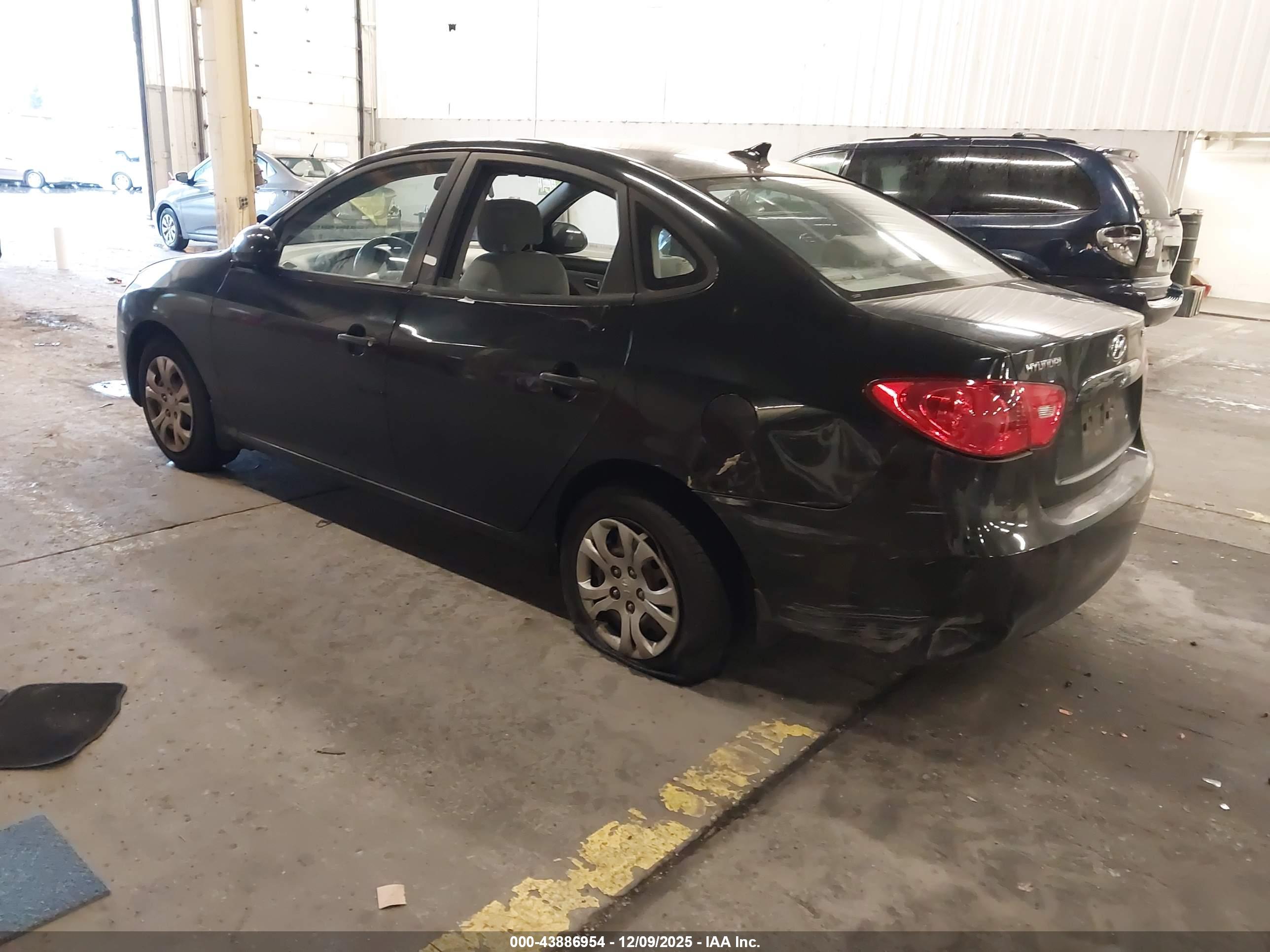 HYUNDAI ELANTRA image 3