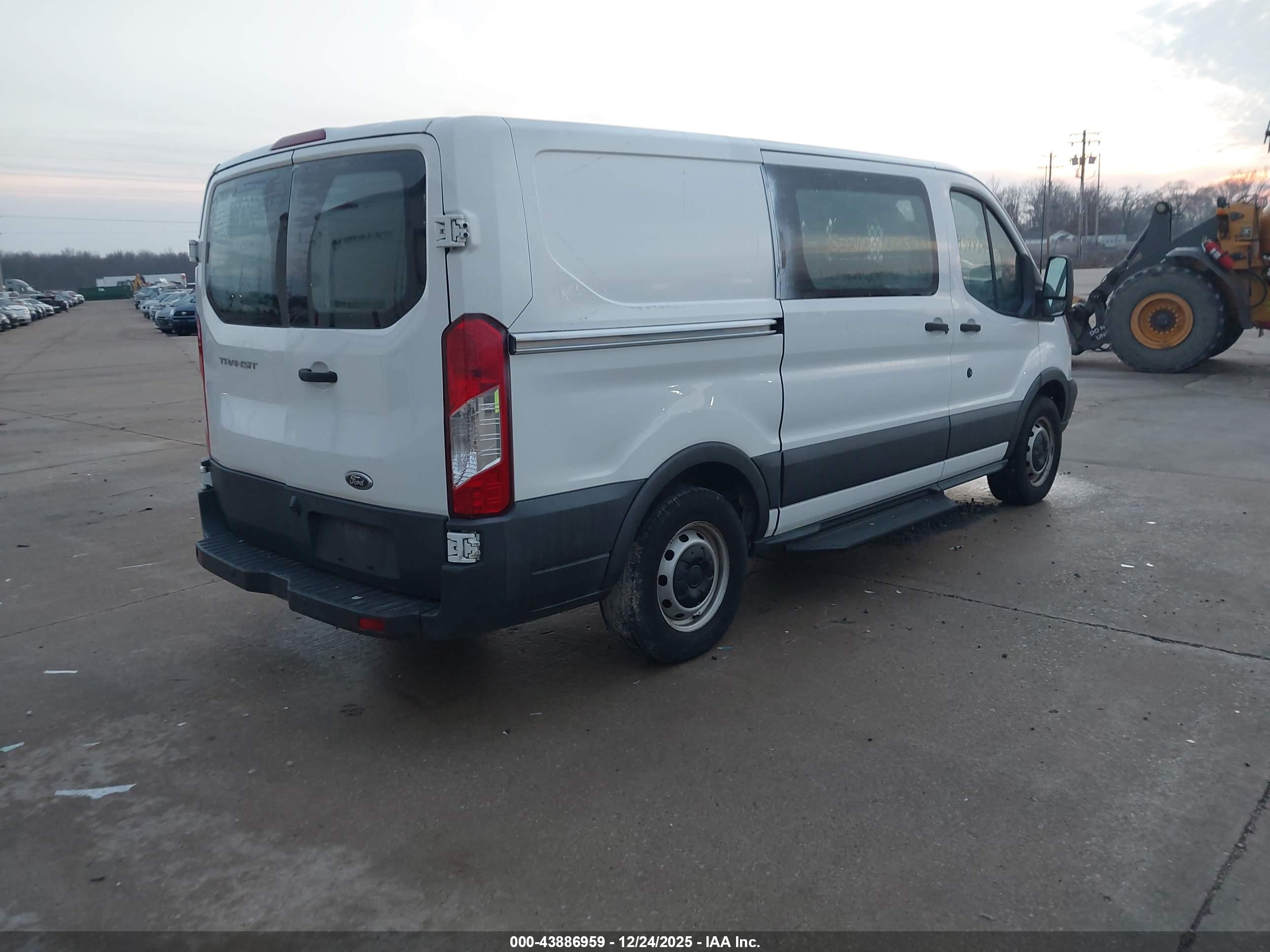 FORD TRANSIT-150 image 4