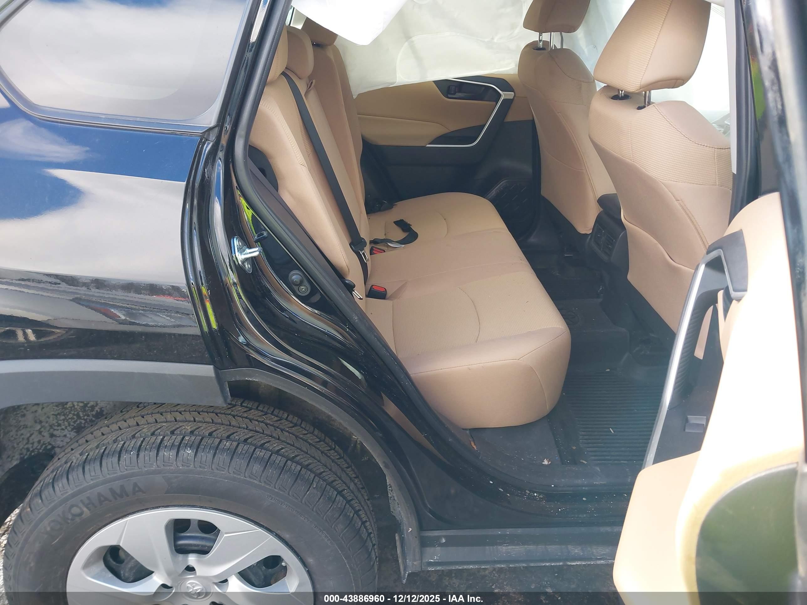 TOYOTA RAV4 image 8