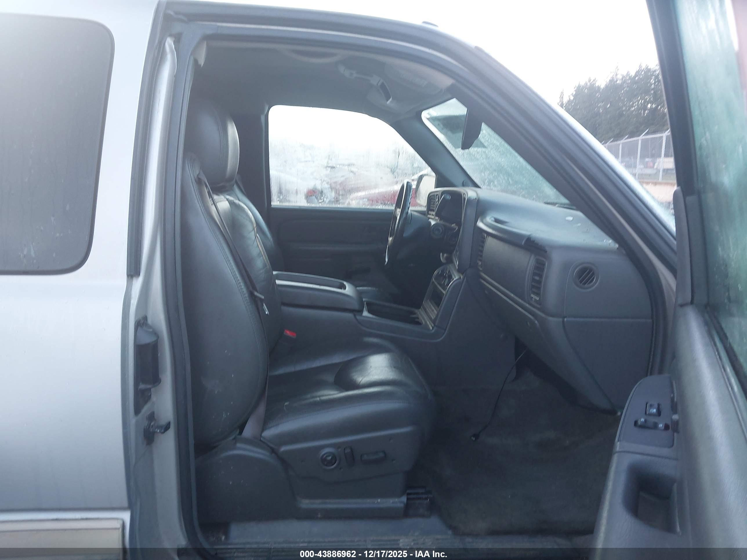 CHEVROLET SILVERADO image 5