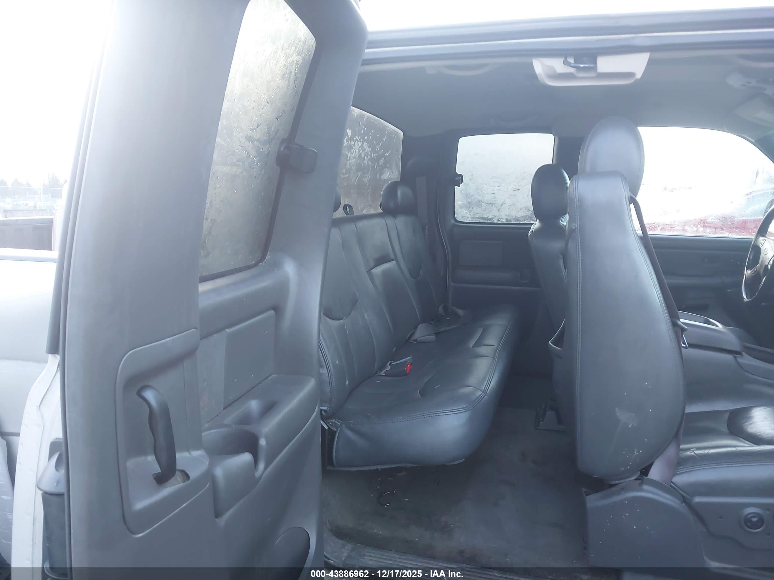 CHEVROLET SILVERADO image 8