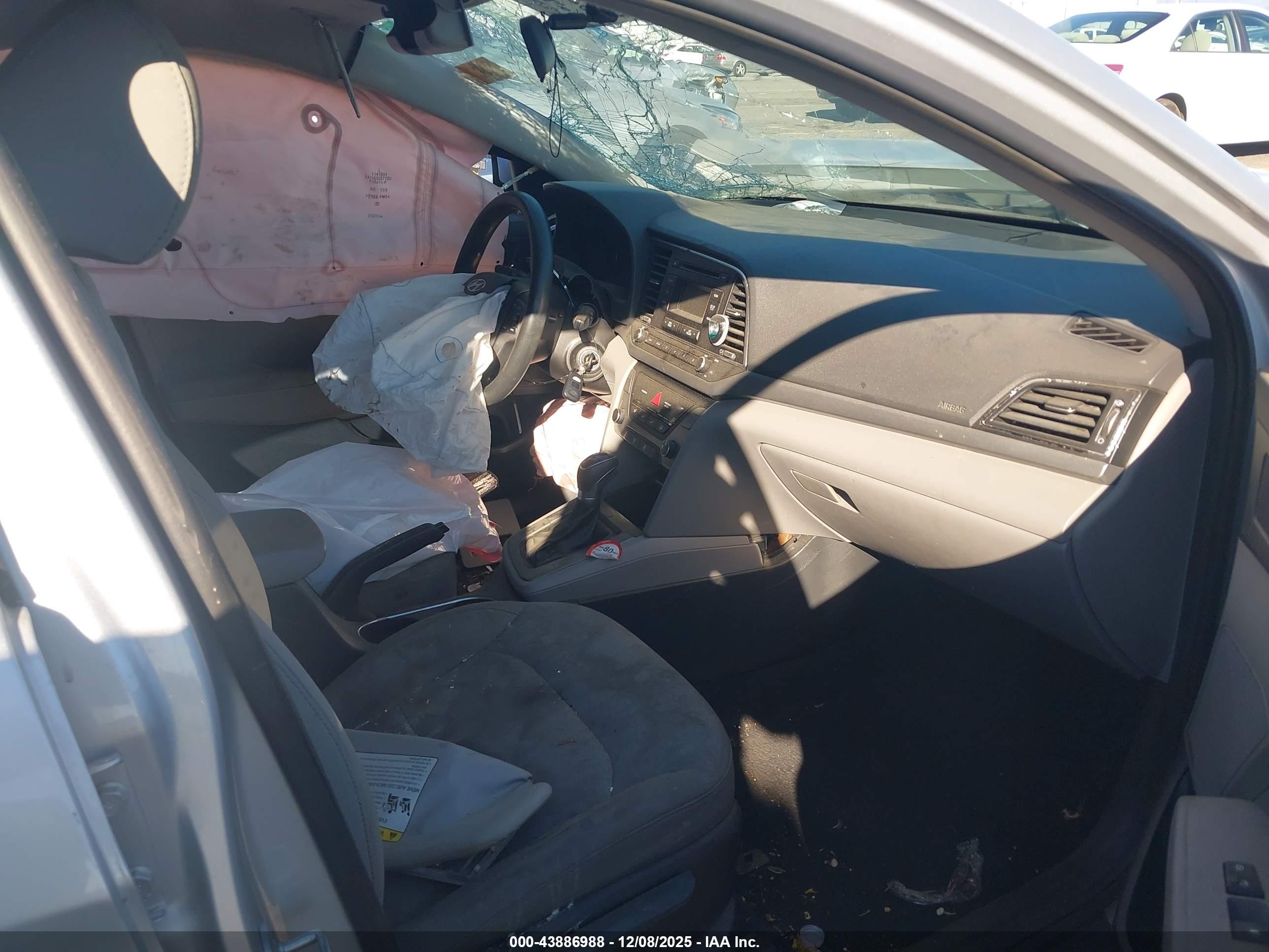 HYUNDAI ELANTRA image 5