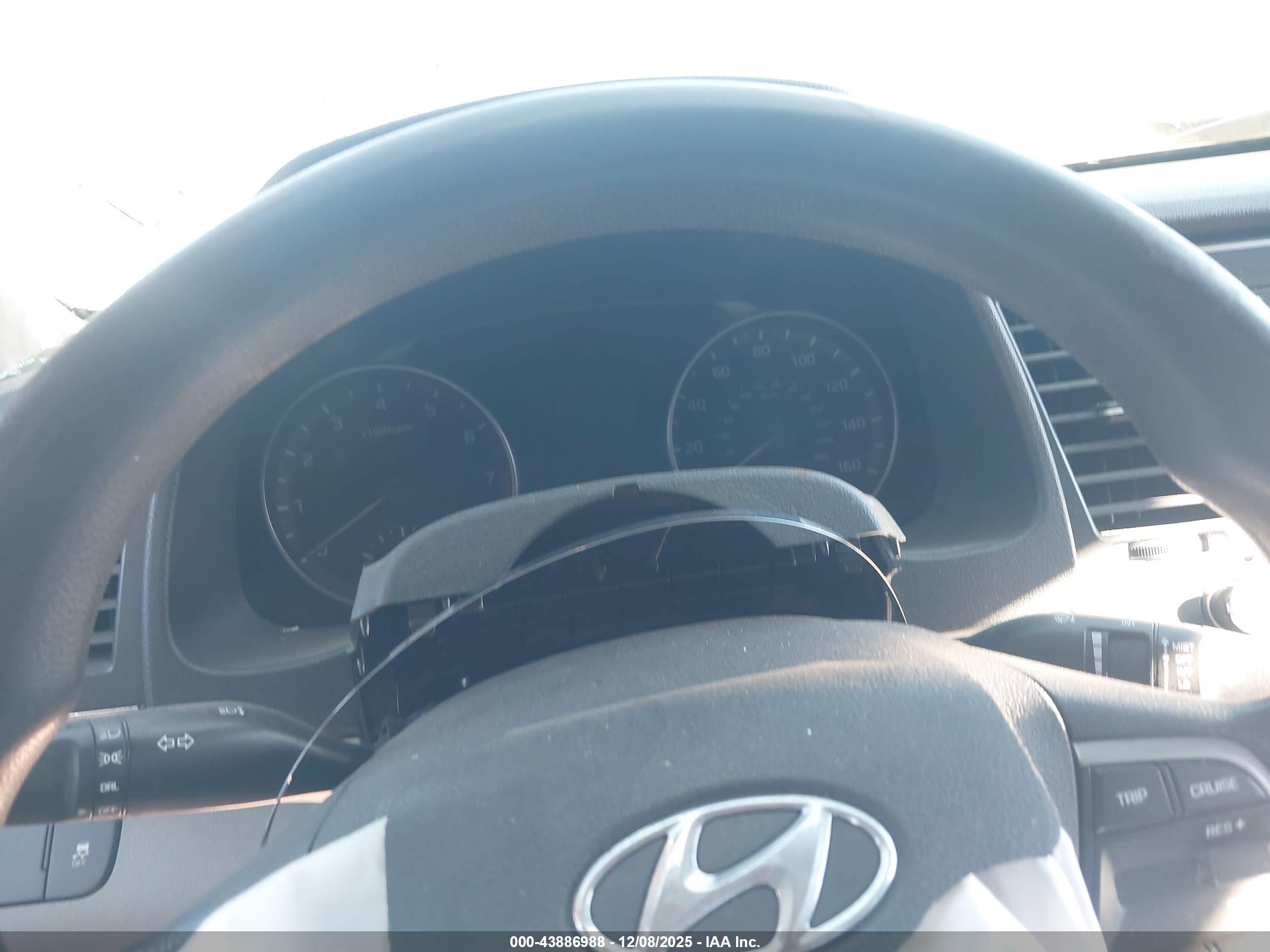 HYUNDAI ELANTRA image 7