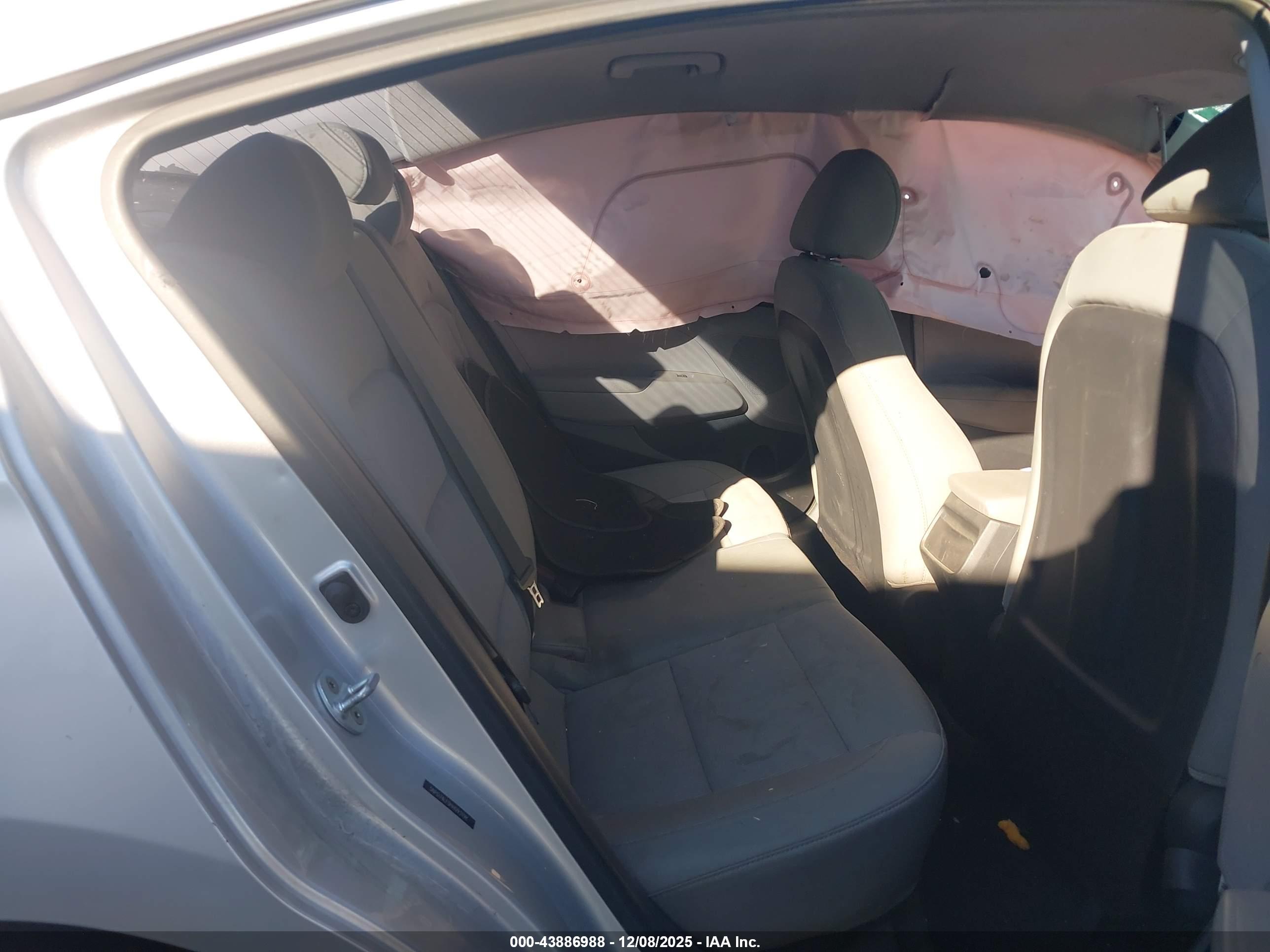 HYUNDAI ELANTRA image 8
