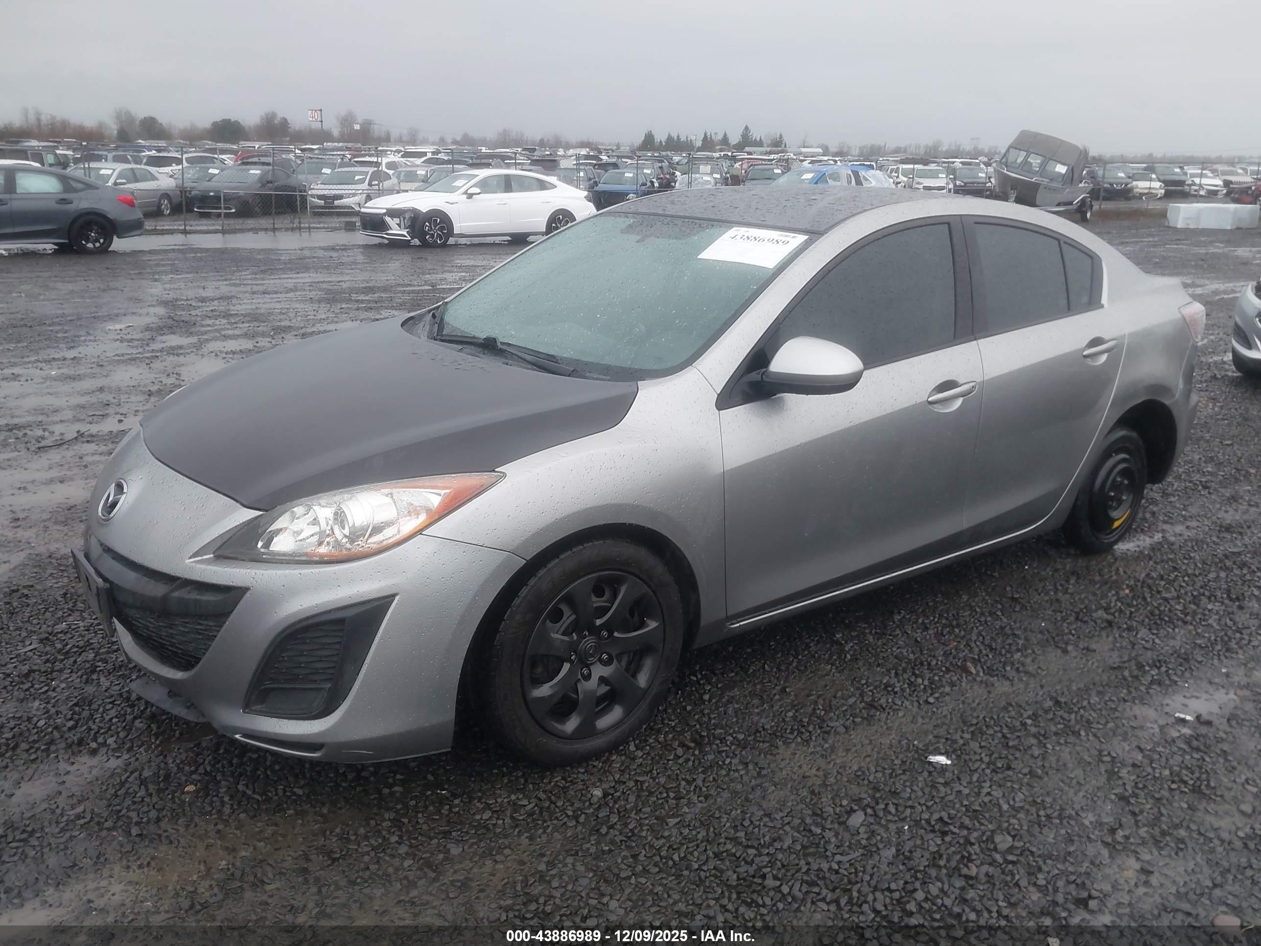 MAZDA MAZDA3 image 2