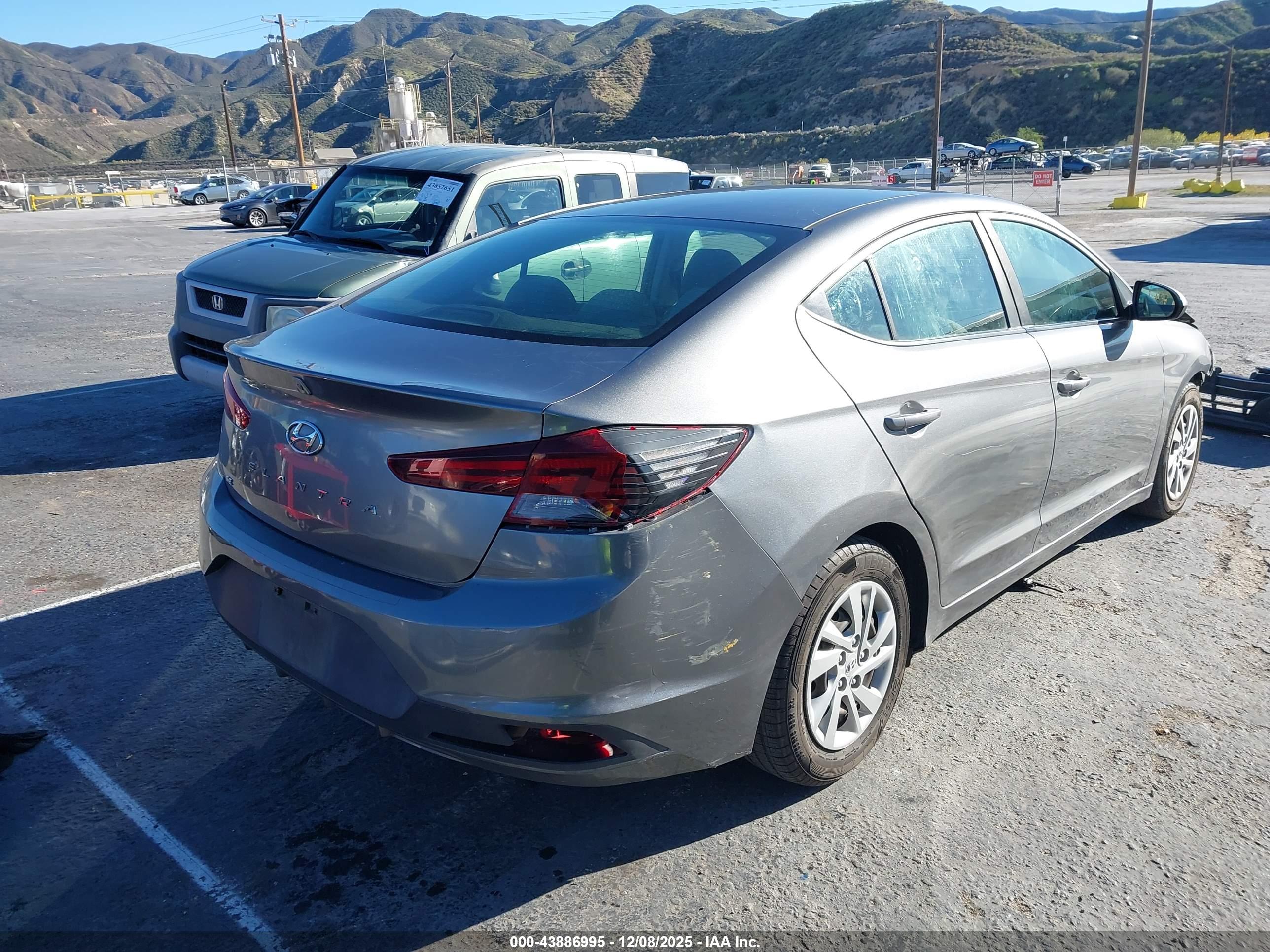 HYUNDAI ELANTRA image 4