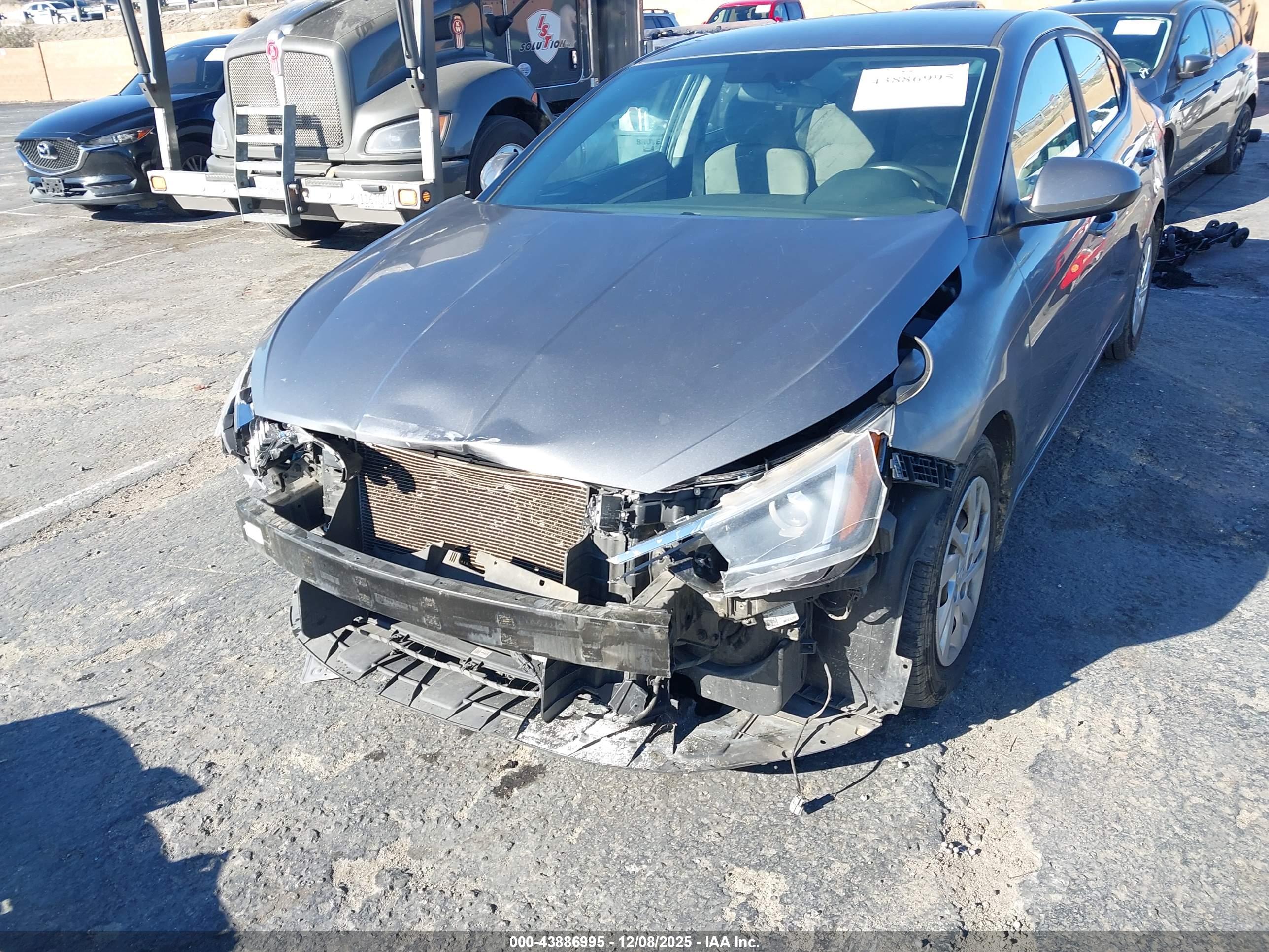 HYUNDAI ELANTRA image 6