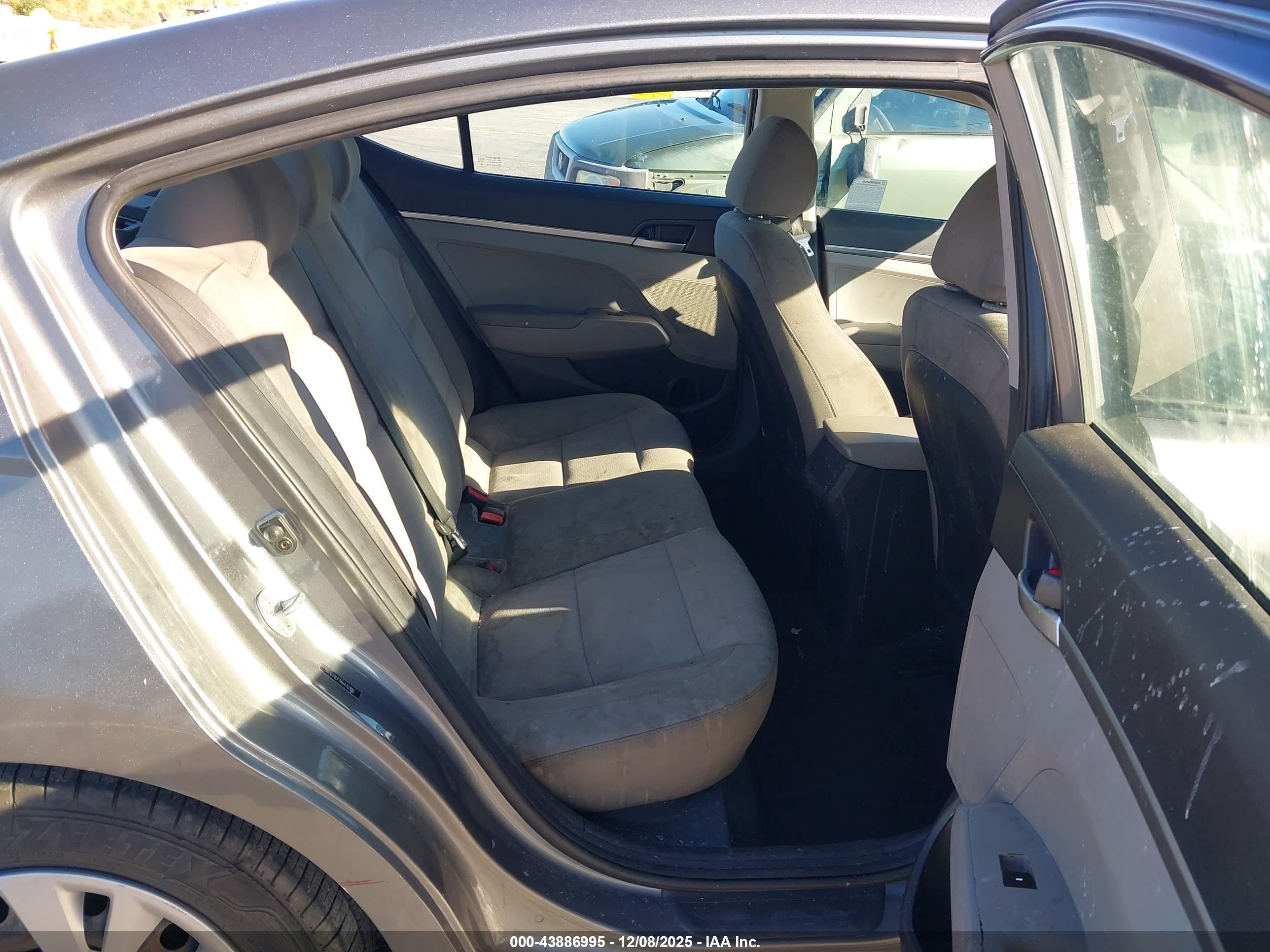 HYUNDAI ELANTRA image 8