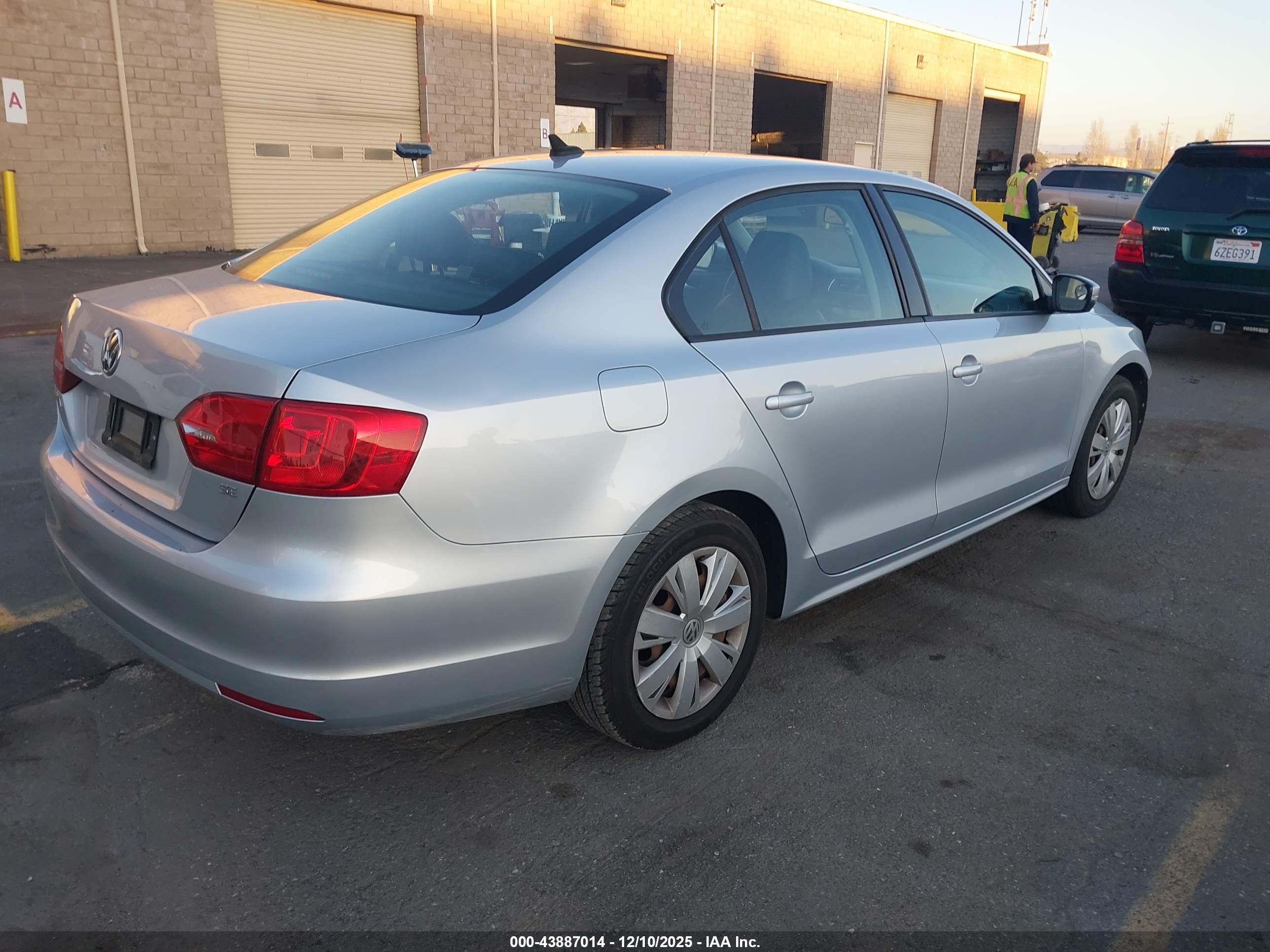 VOLKSWAGEN JETTA image 4